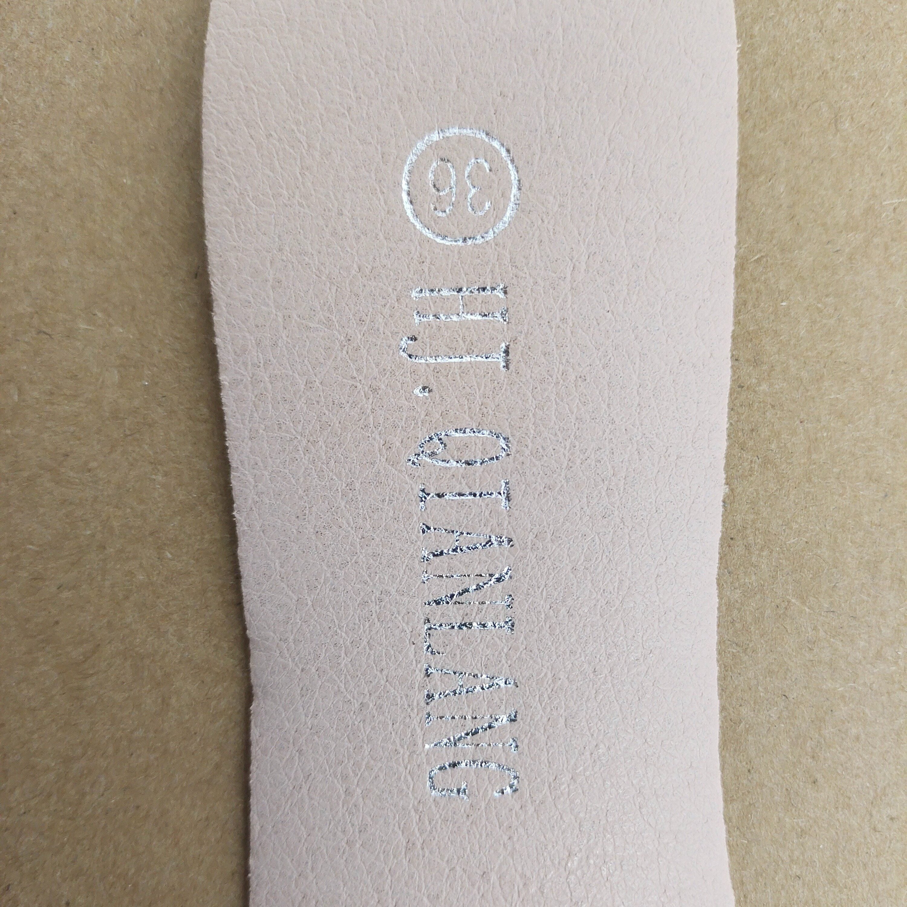 Yumshoq marvaridli bilak strapli sandallar, qulay va nafis bayram kiyimlari uchun qalin tovon bilan.