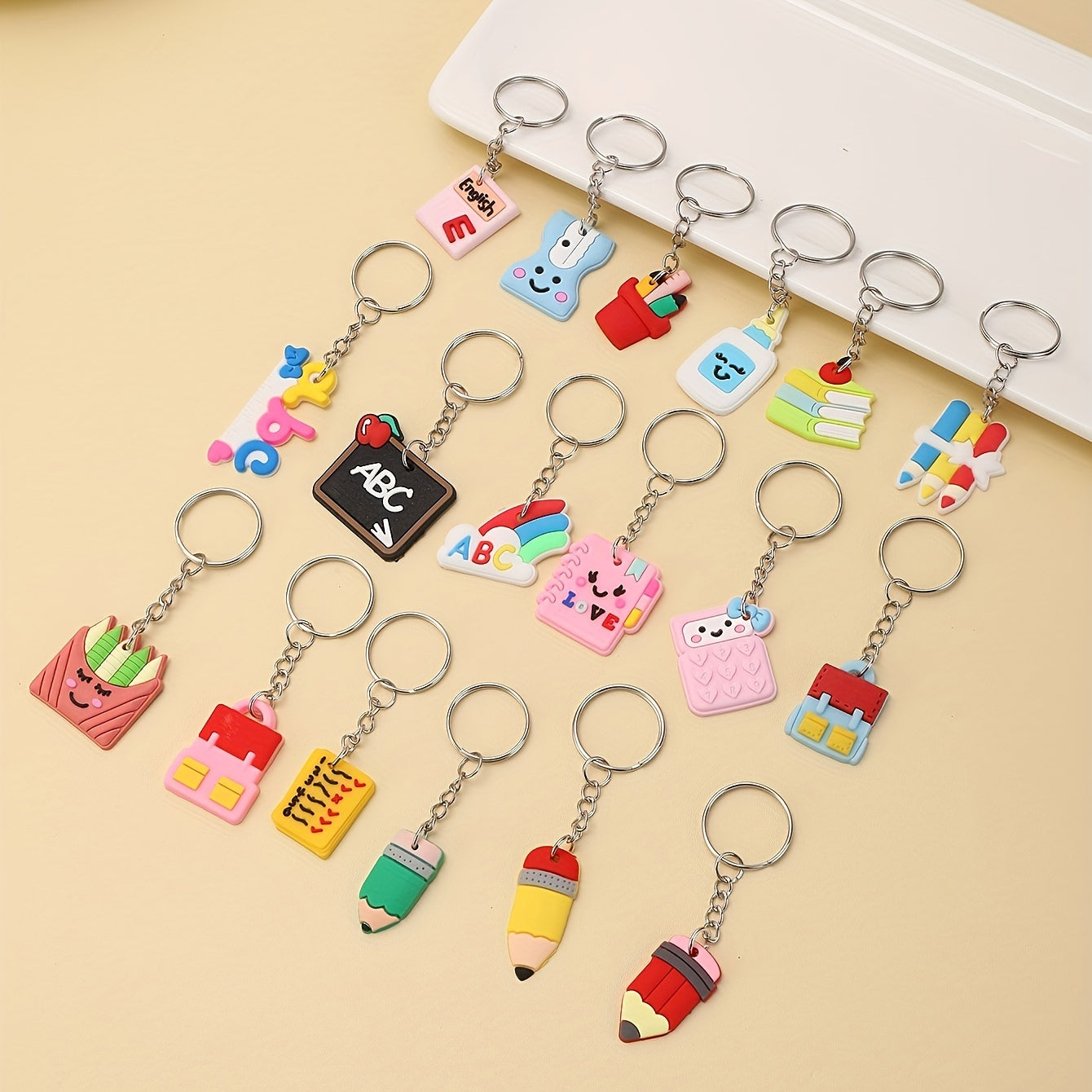 18 ta Yoshlar uchun Stansiya Kalitlari - Raxmatli PVC Charmlar, Rukzaklar va Hamyonlar uchun, Sinfda Mukofotlar va Yoshlar Kuni uchun Ideal