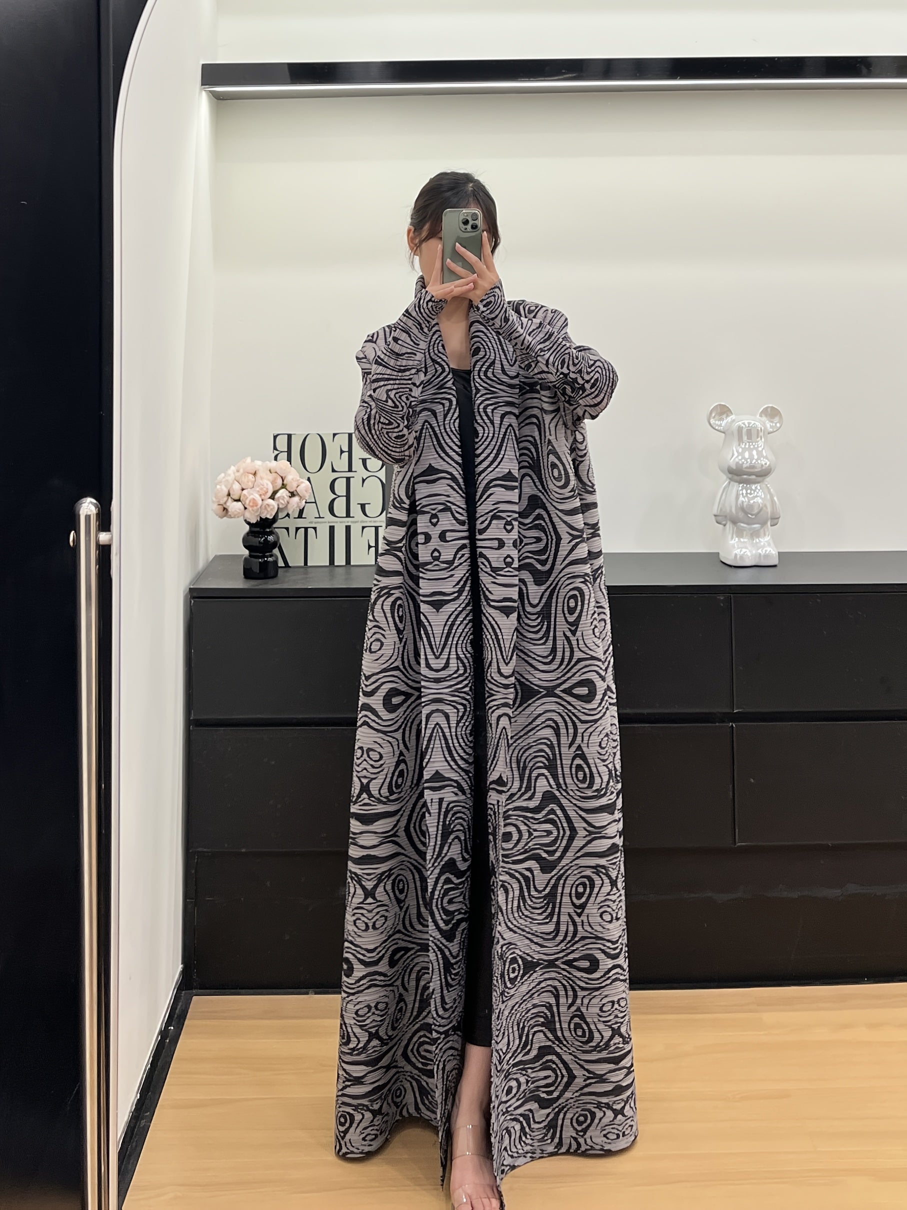 Ayollar uchun katta o'lchamli abaya, yengil, gullar bilan bezatilgan, qora va oq, yozgi kiyinadigan libos