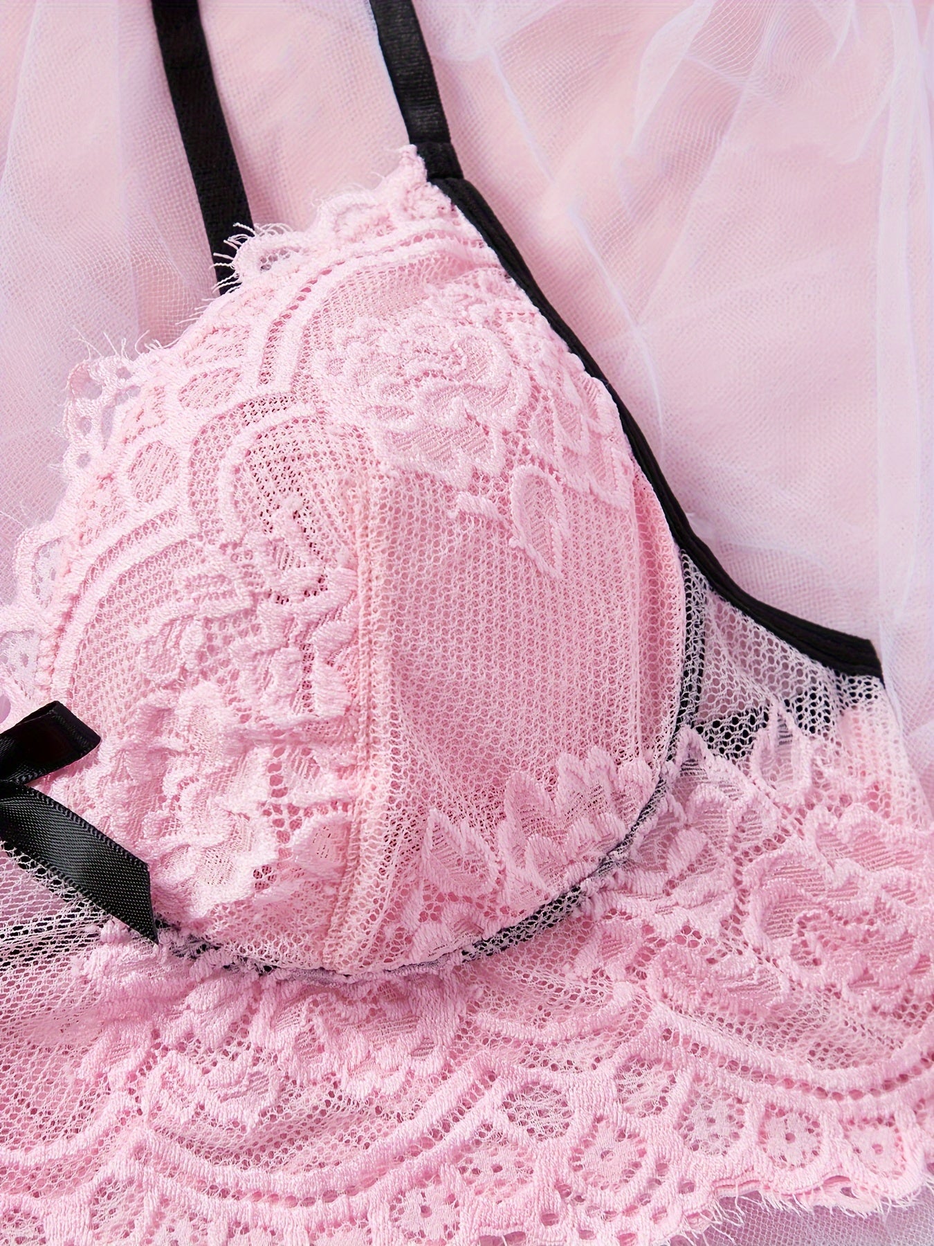 Набор нижнего белья с контрастными цветами и кружевной отделкой для женщин