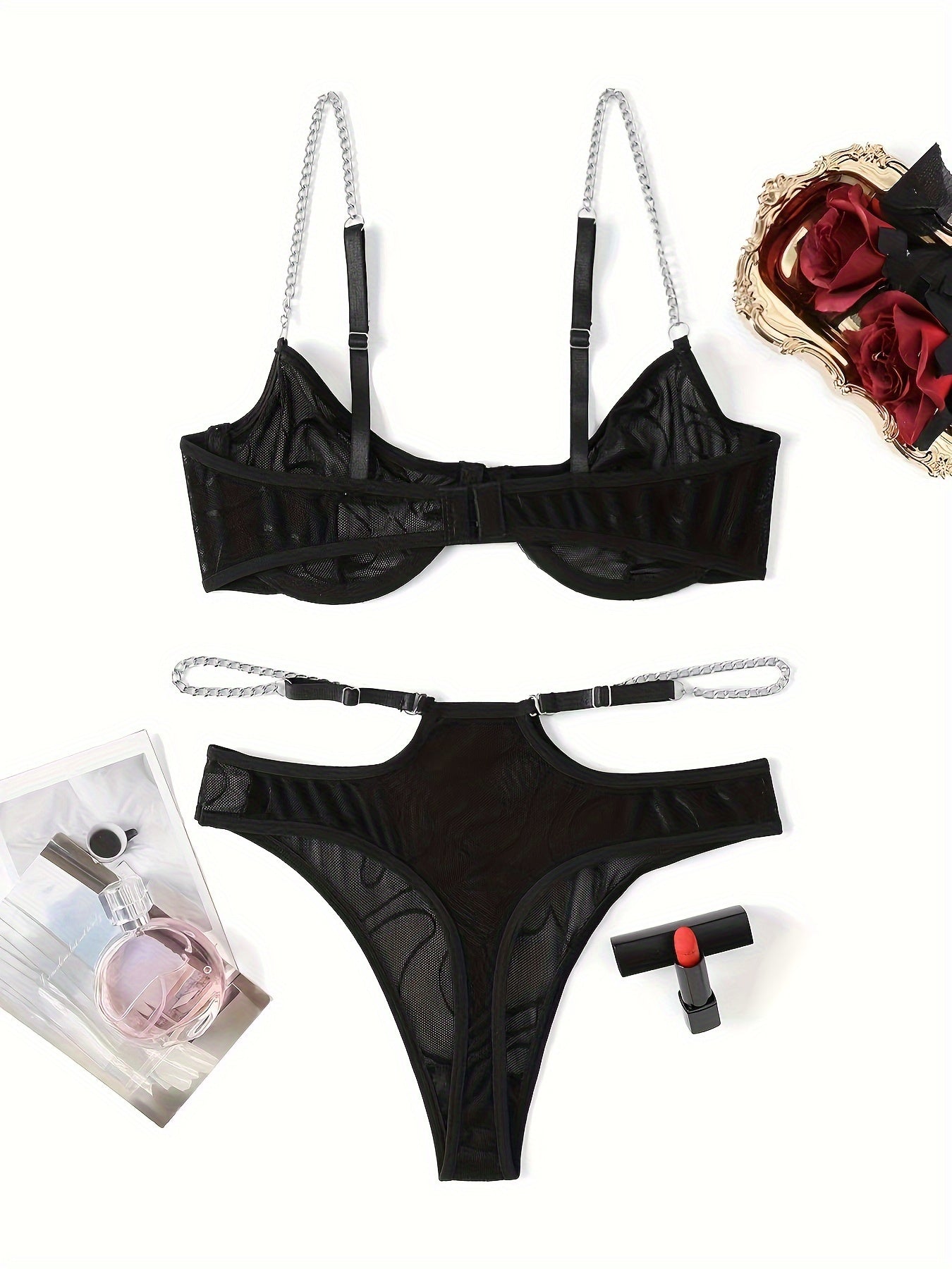 Conjunto de lencería de malla de poliéster para mujer con detalles en contraste y acentos de cadena