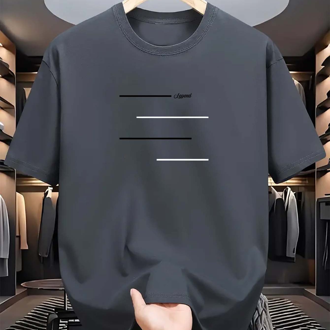 Erkaklar uchun tasodifiy chiziqli polyester T-ko'ylak, qisqa yenglar va dumaloq bo'yin bilan. Yozgi sarguzasht grafikasi mavjud, mashinada yuvish mumkin. Yozgi tasodifiy kiyim uchun mukammal.