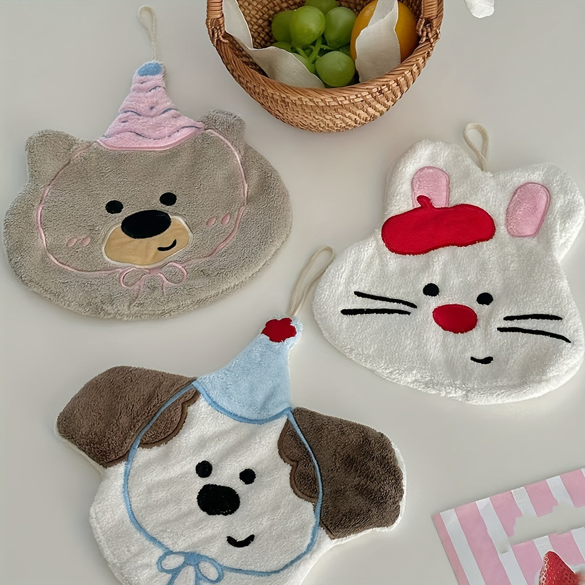 Yumshoq koral fliysli qo'l sochiq, qiziqarli multfilm dizayni bilan, yuqori singdiruvchi polyester material, ajoyib Rojdestvo sovg'asi.