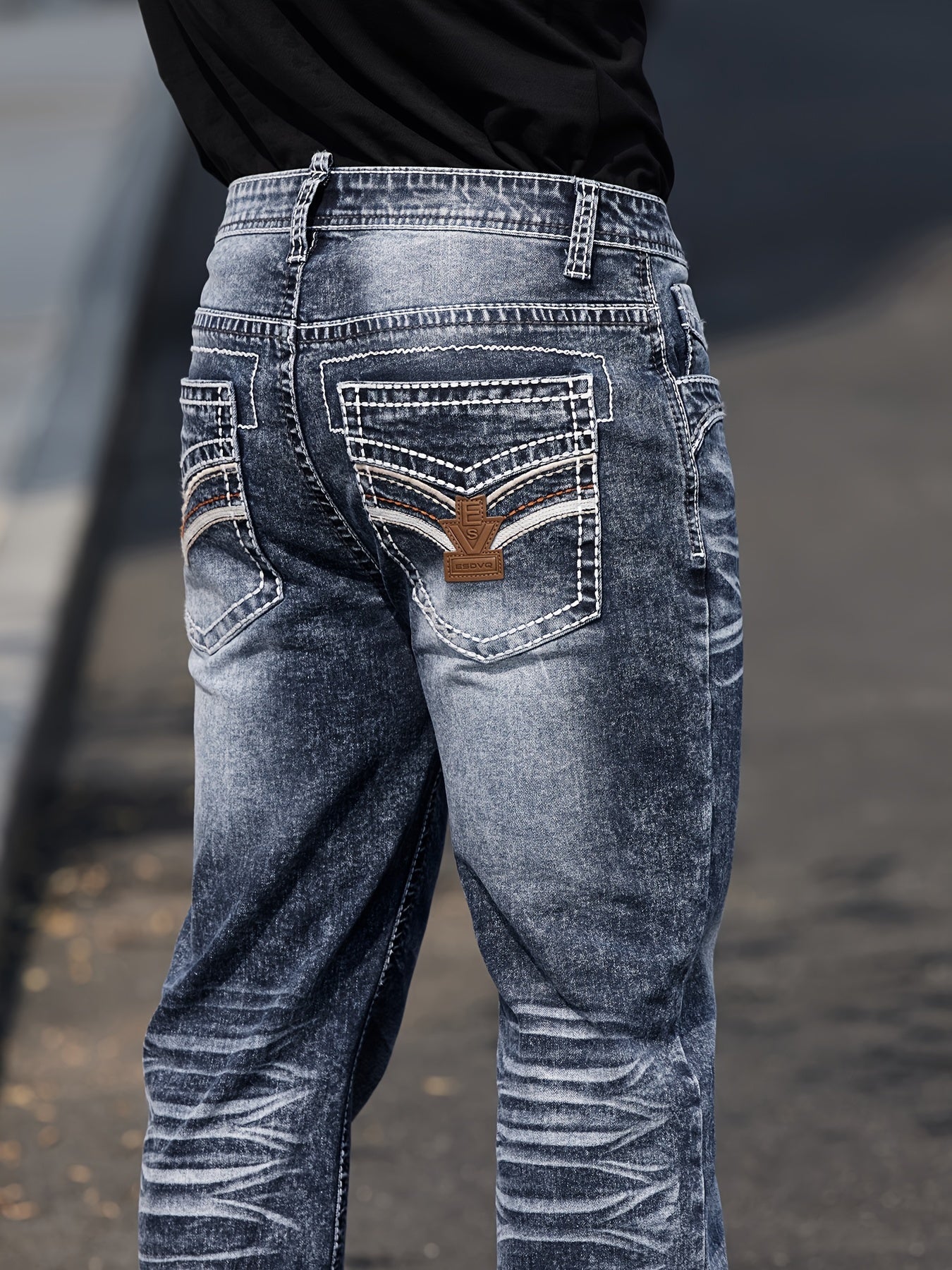 Erkaklar uchun vintage uslubidagi tikuvli elastik jinsilar, parchalar bilan bezatilgan - tor kesim, o'rtacha balandlik, mashinada yuvish mumkin