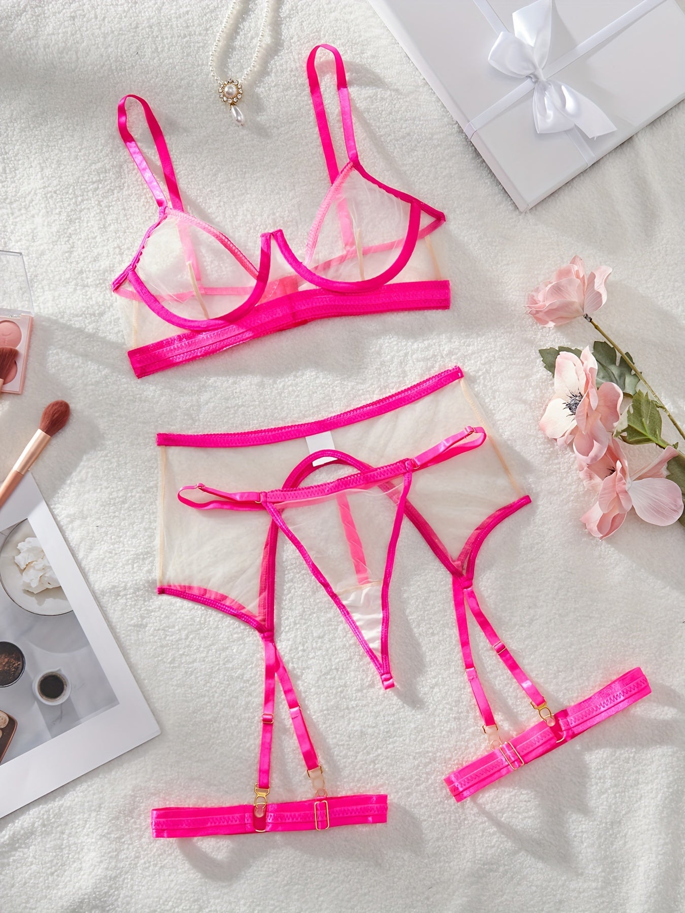 Conjunto de lencería de malla transparente para mujer con sujetador, tanga y liga con ribete en contraste