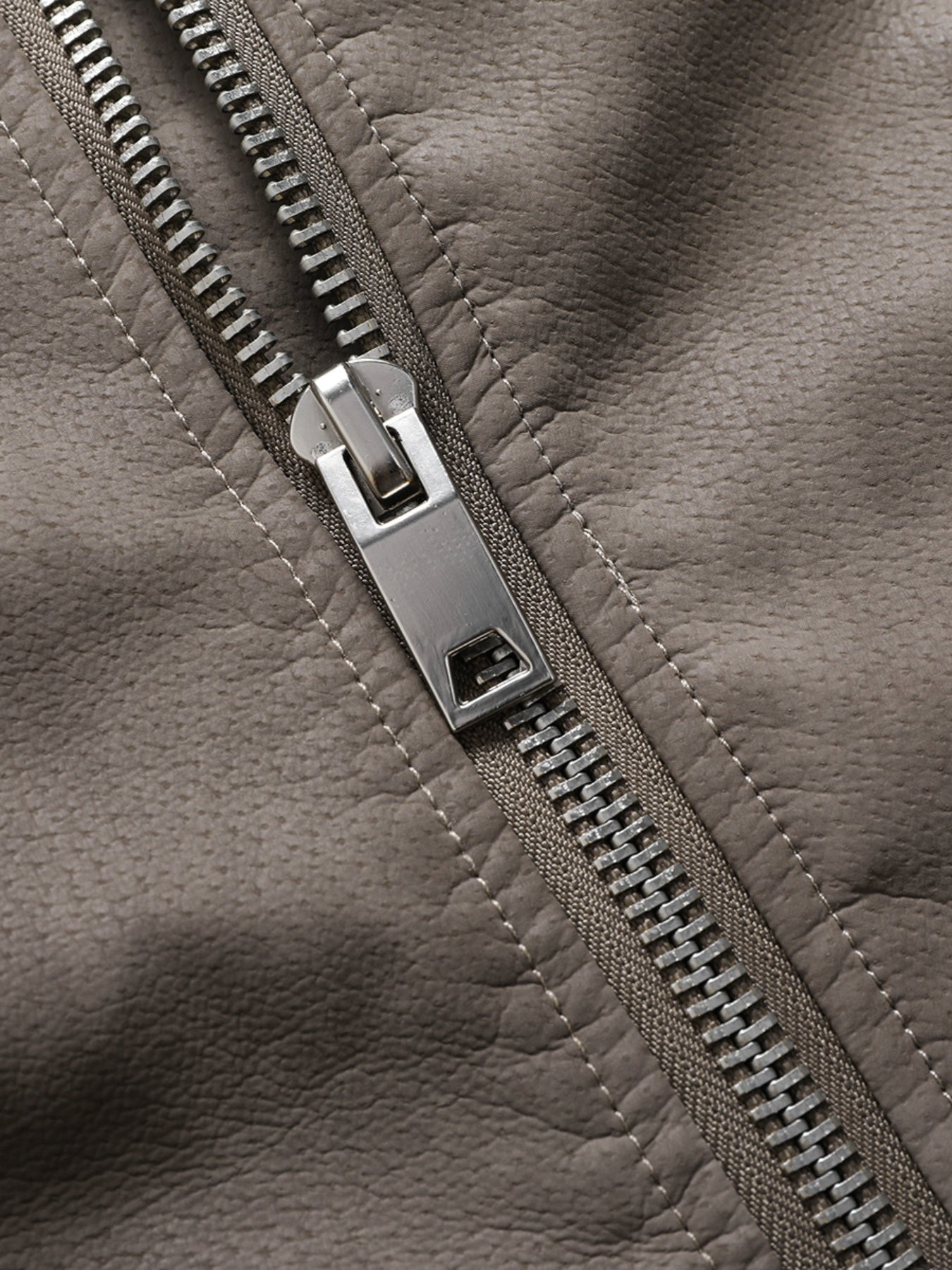 Vintage uslubidagi erkaklar jaketi, uzun yenglar, zipper yopilishi, cho'ntaklar, polyester astar va tashqi faoliyatlar uchun oddiy moslik.