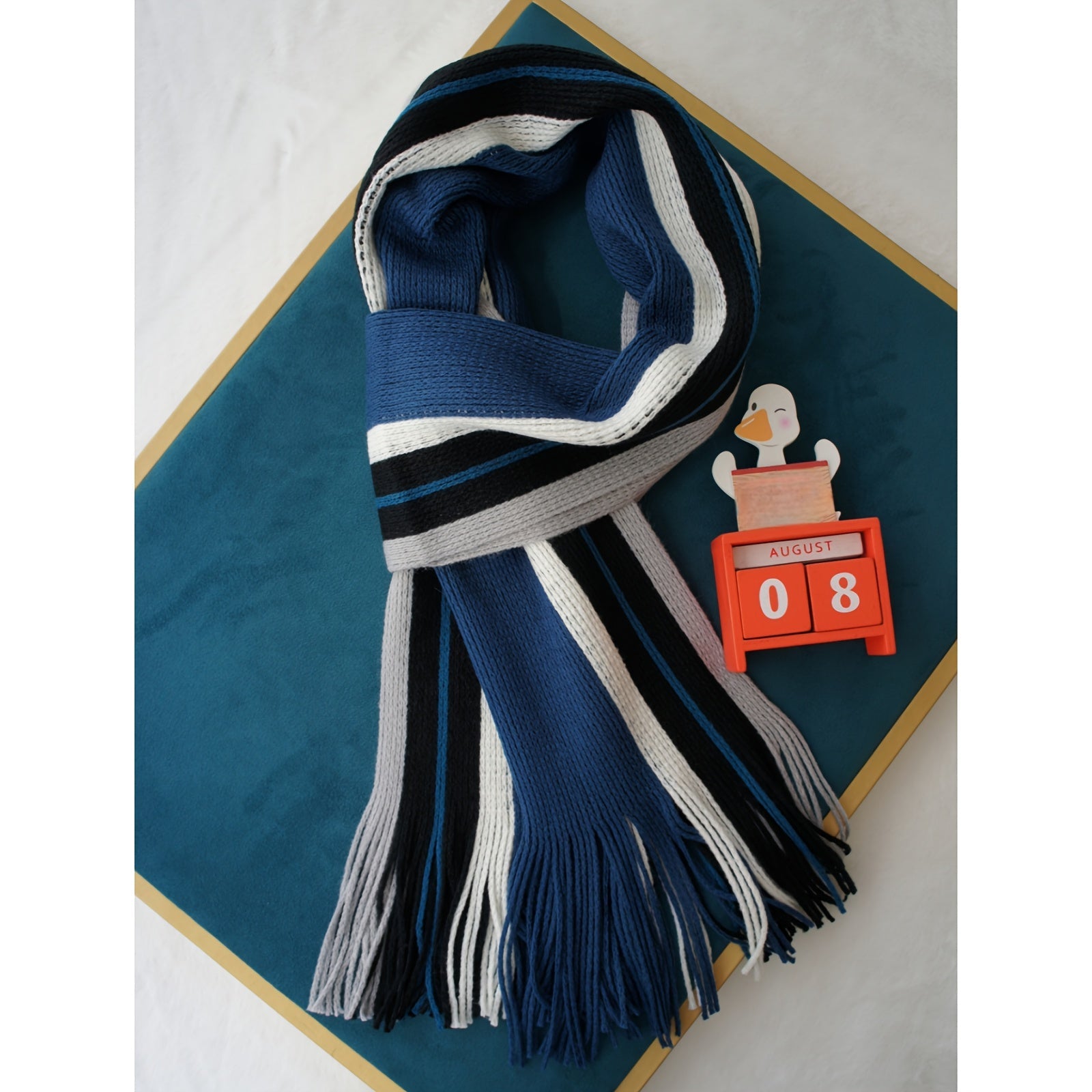 Tashqi trend uchun to'qilgan moda aksessuar - Erkaklar uchun tasma detali bilan rangli blokli chiziqli sharf, iliq akril materialdan tayyorlangan