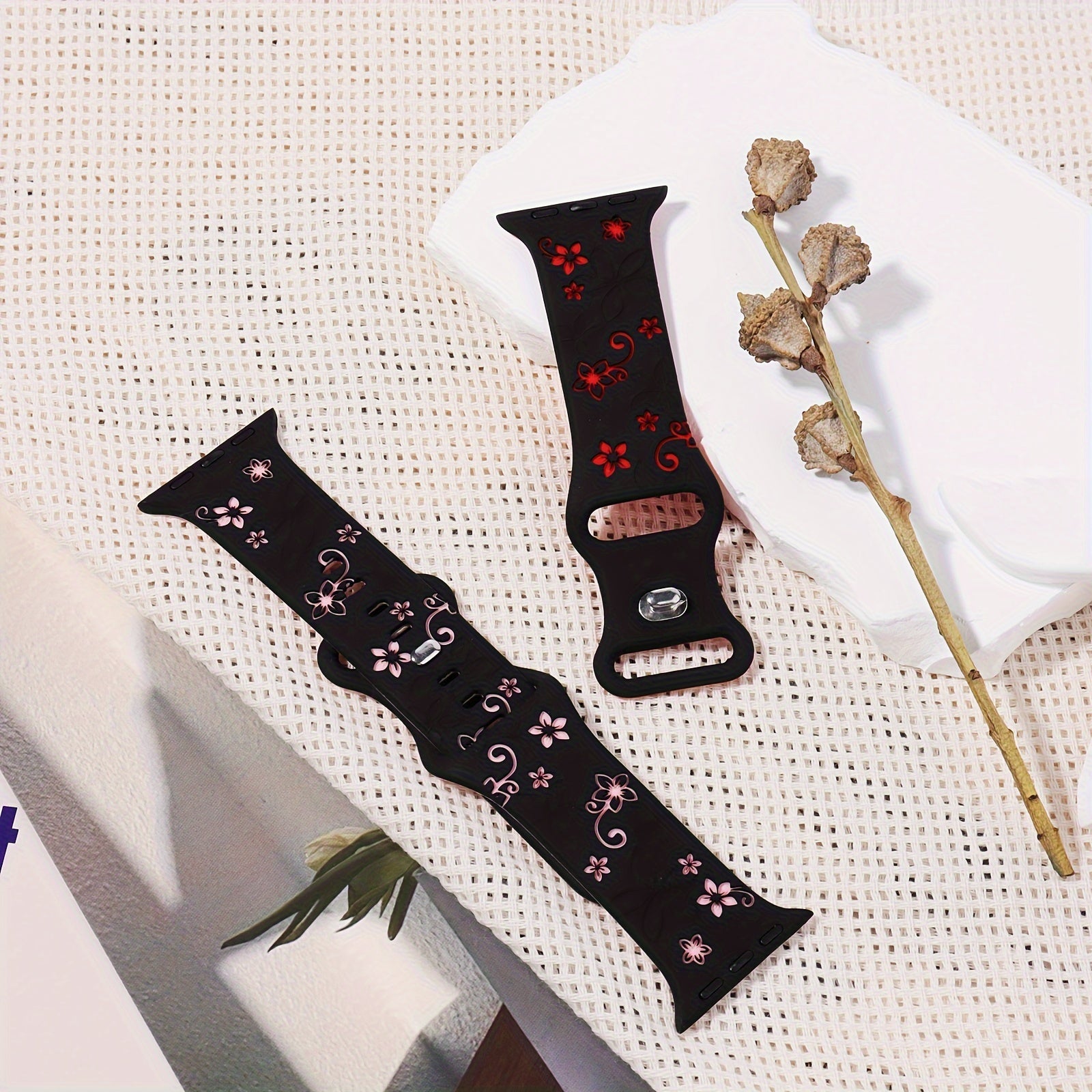 Ayollar uchun turli o'lchamlarda iWatch uchun gullar bilan o'yilgan silikon sport tasma.