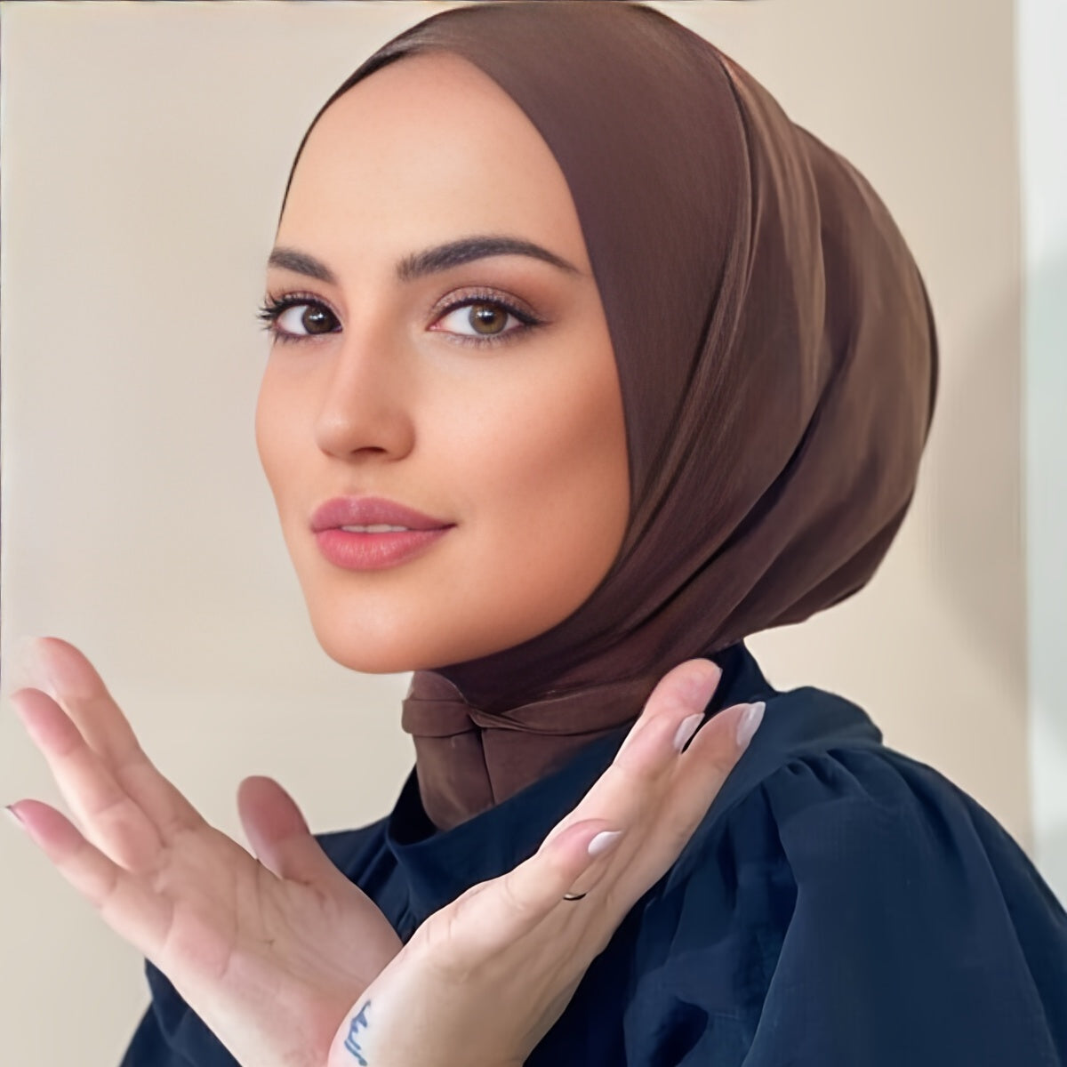 Ayollar uchun polyester sport hijabi, tugma bilan bosilgan chin qopqog'i va to'liq boshqovak, bir xil rangda