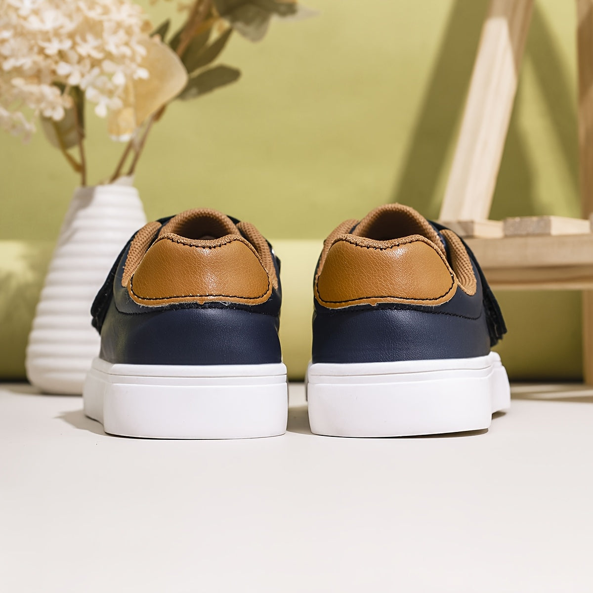 Bolalar uchun tasodifiy krossovkalar - bir rangli, pastki qismi yopiq, maktab, yurish va ochiq havoda faoliyatlar uchun velcro yopilishi bilan.