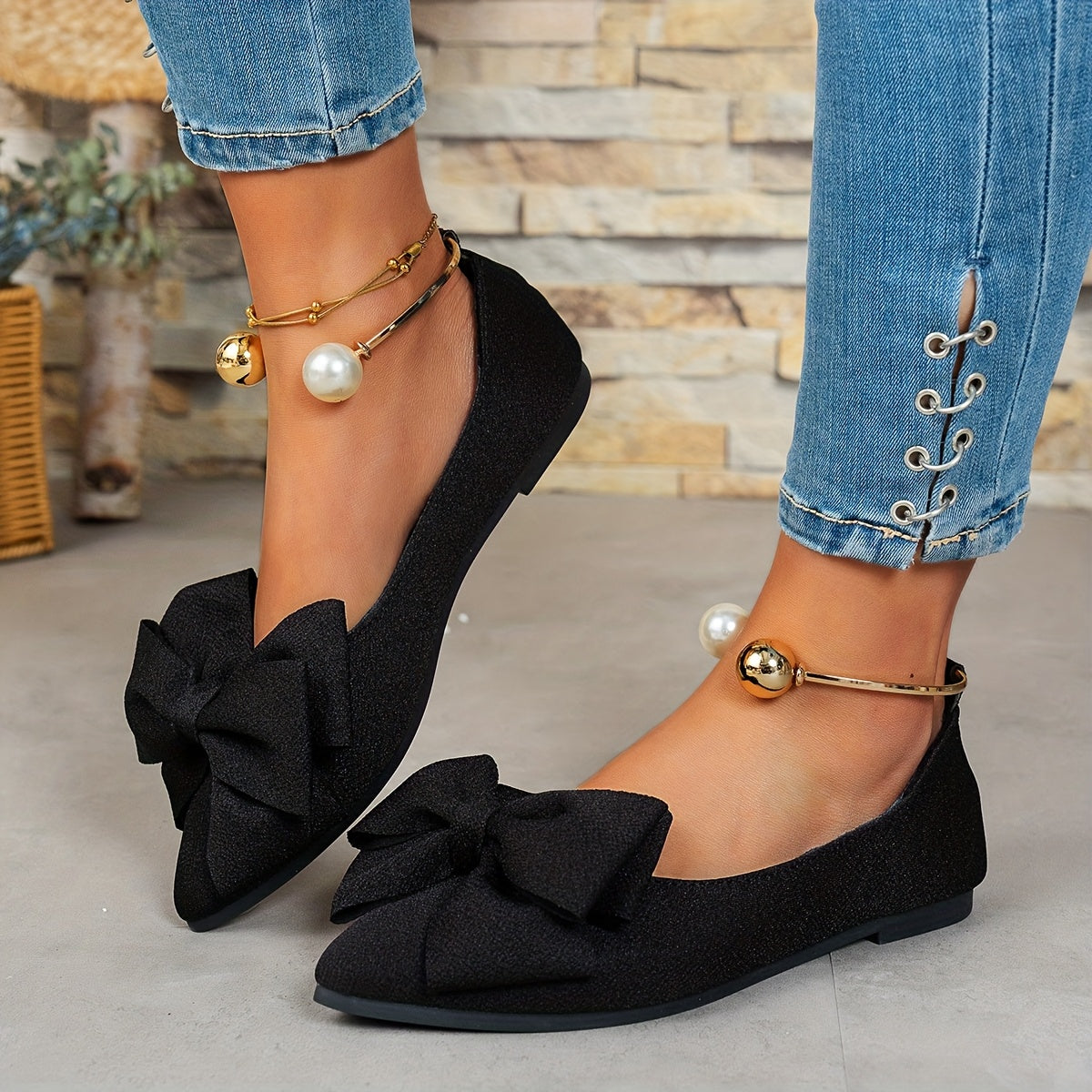 Bailarinas negras de punta con lazo y correa ajustable para mujer