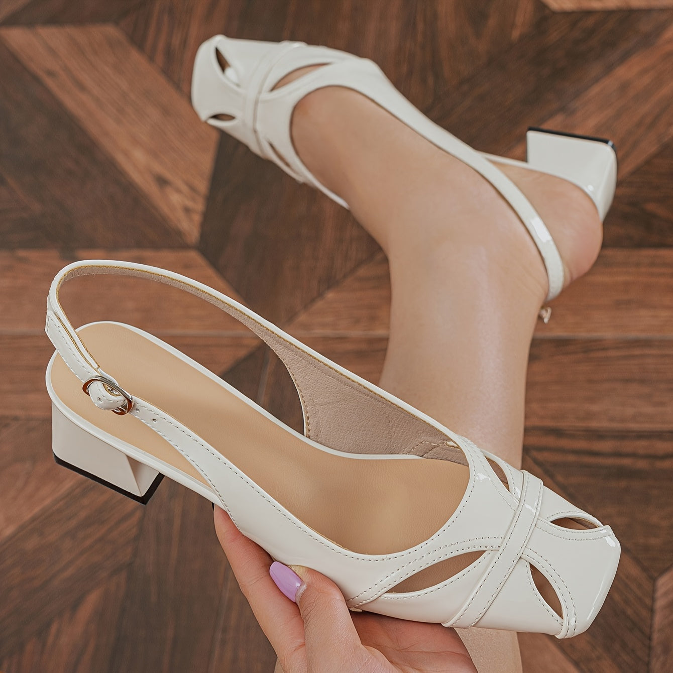 Женские туфли на толстом каблуке с квадратным носком и пряжкой на заднем ремешке