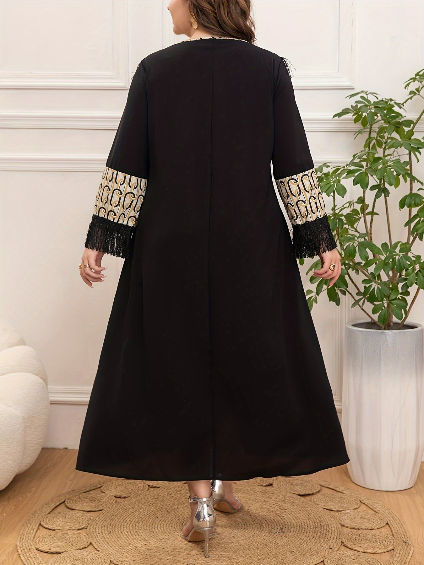 Plus o'lcham ayollar uchun V-yonoqli tassel kiyi qora geometrik bosma barcha mavsum uchun