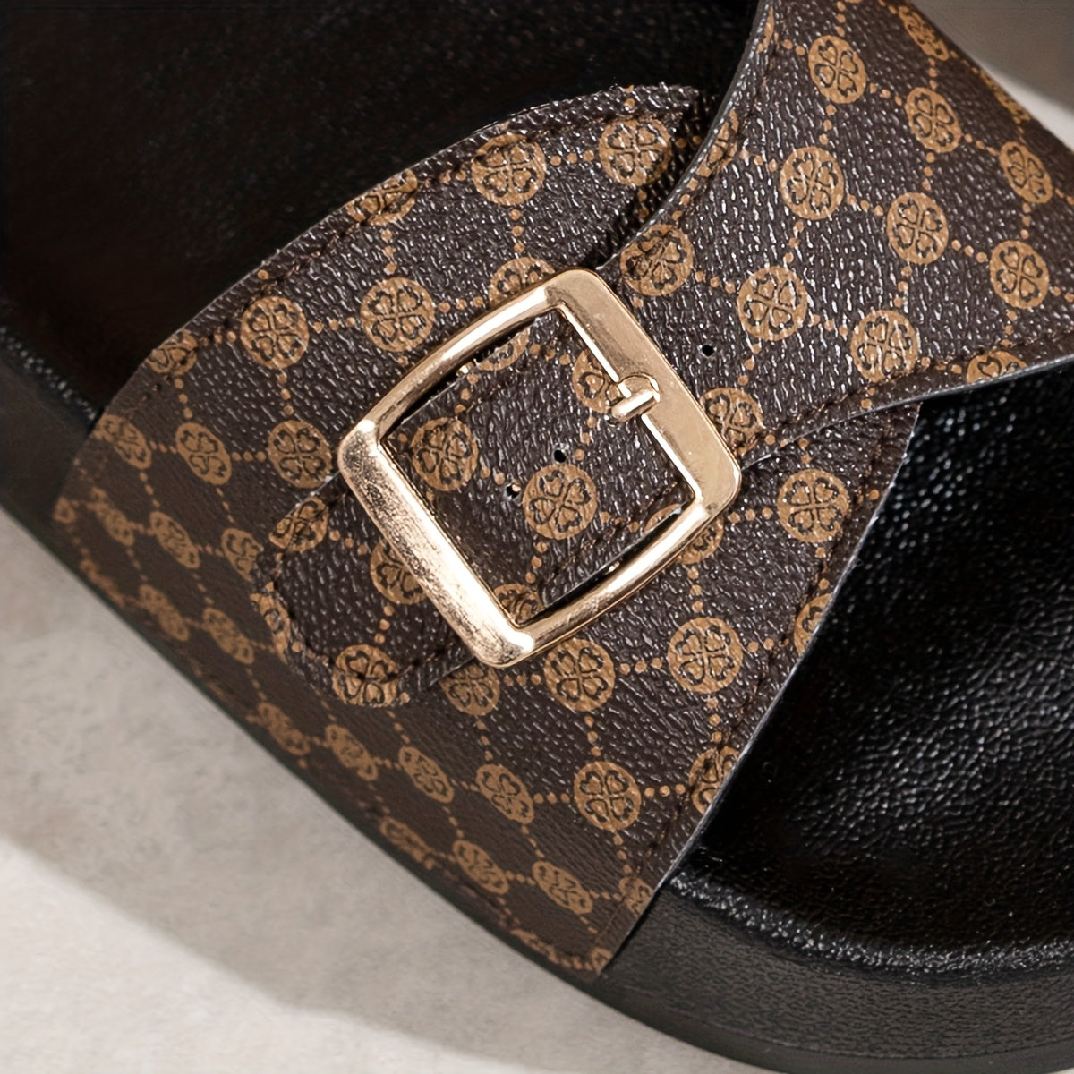 Ayollar uchun jigarrang ochiq barmoqli yopilmaydigan sandallar, yostiqlangan o'rta qismi bilan