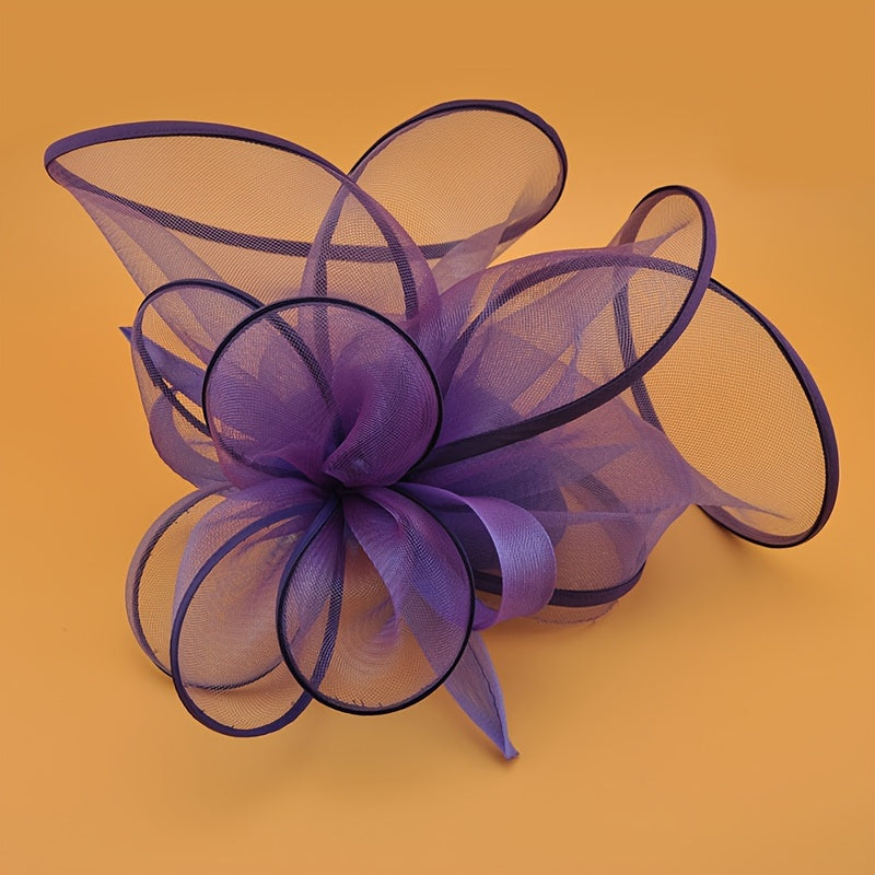 To'ylar va partiyalar uchun klip bilan qora va oq tarmoq gul fascinatori