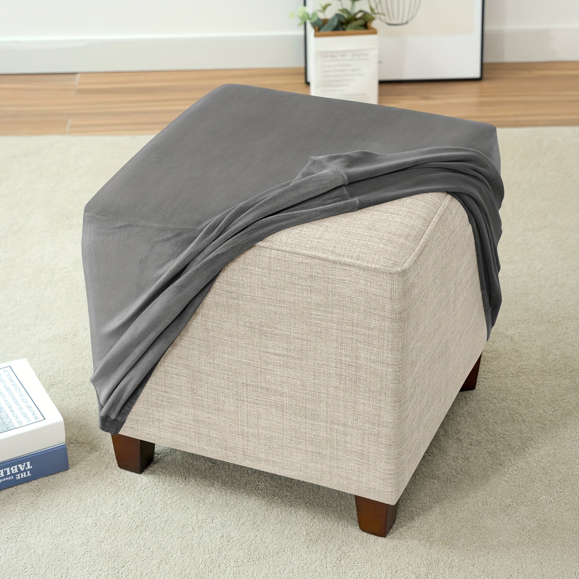 Saqlash stuliga mo'ljallangan, elastik va to'liq dizaynga ega bo'lgan velur kvadrat ottoman qopqog'i.