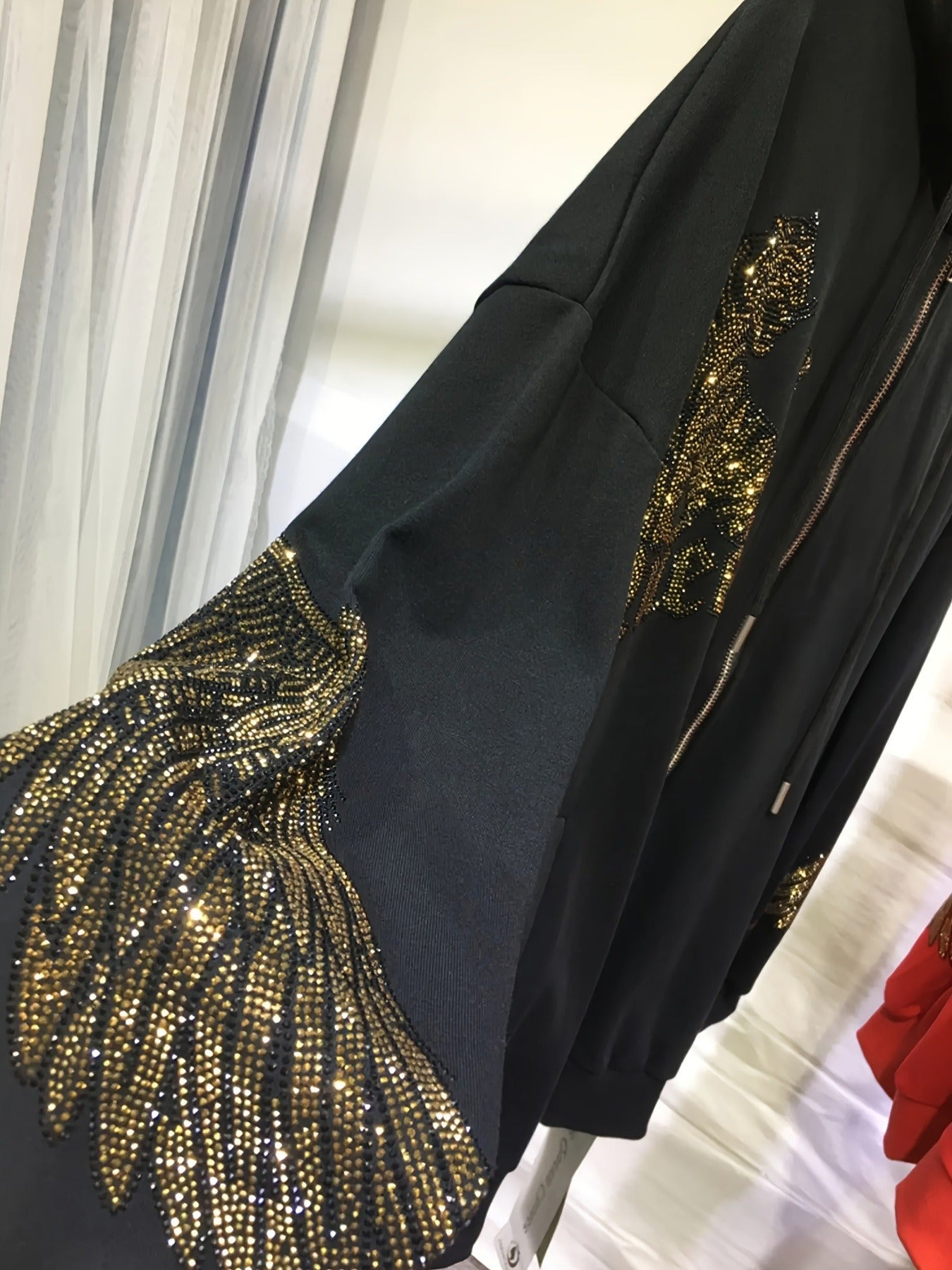 Katta o'lchamdagi ayollar uchun kapüşonli ko'ylak, porlaydigan yo'lbars rhinestones bilan, 100% polyester to'qima matodan tayyorlangan. U uzun yenglar, kapüşon, geometrik naqsh, keng cho'ntak bilan jihozlangan, bahor/kovak uchun mos.