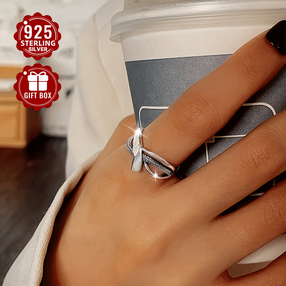 Ushbu nafis kumush uzuk vintage geometrik dizayni bilan ajralib turadi, oddiy va noyob uslubi bilan, uni kundalik yig'ilishlar uchun ideal qiladi. U taxminan 2.5g og'irlikda bo'lib, ayollarning barmoqlari uchun mukammal.