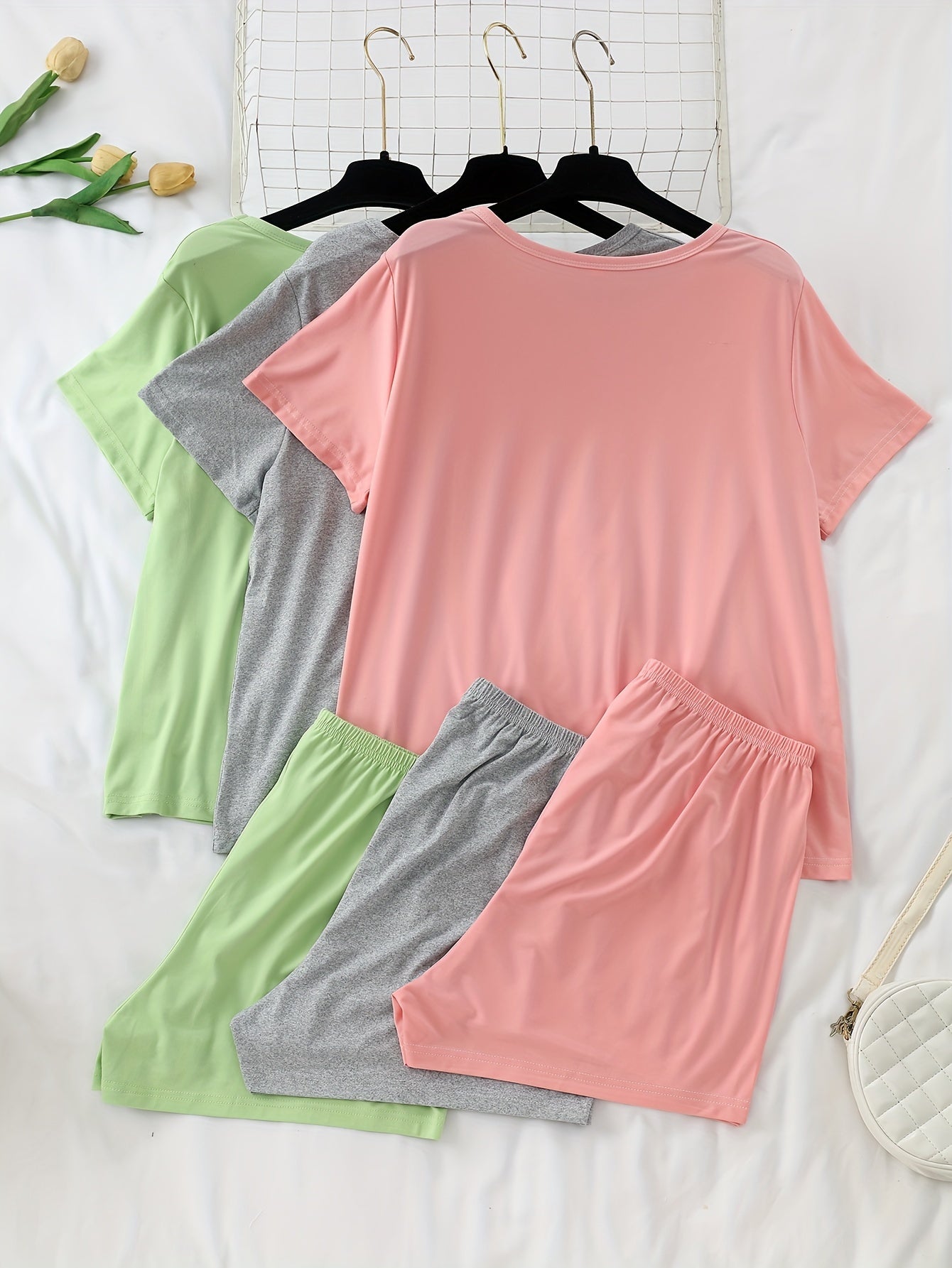 Conjunto de pijama de otoño para mujer con estampado de abecedario y top de manga corta en bloques de color y pantalones cortos