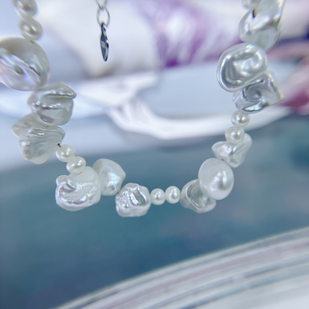 Zamonaviy Shirin Suv Marvarid Bilaguzuk - 13g Barokko Uslubida, Ko'k Petal Aktsentlari bilan, Oson Chic Dizayni, Har kuni kiyish yoki Maxsus Tadbirlar uchun Ideal, Chiroyli Sovg'a Qutisida Keltiriladi