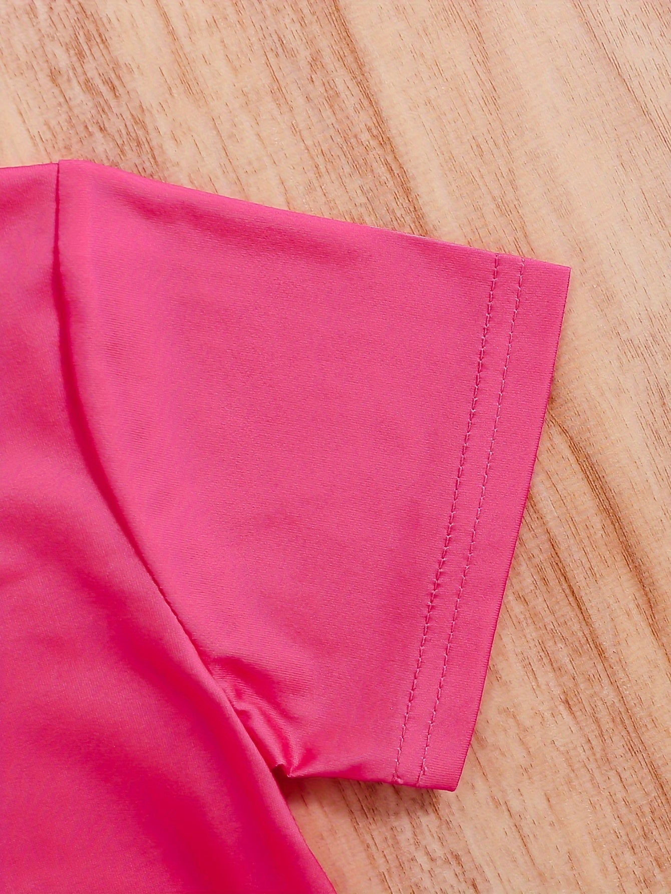 Летний комплект для девочек: топ с коротким рукавом с мультяшным принтом и шорты с графическим дизайном для активного отдыха