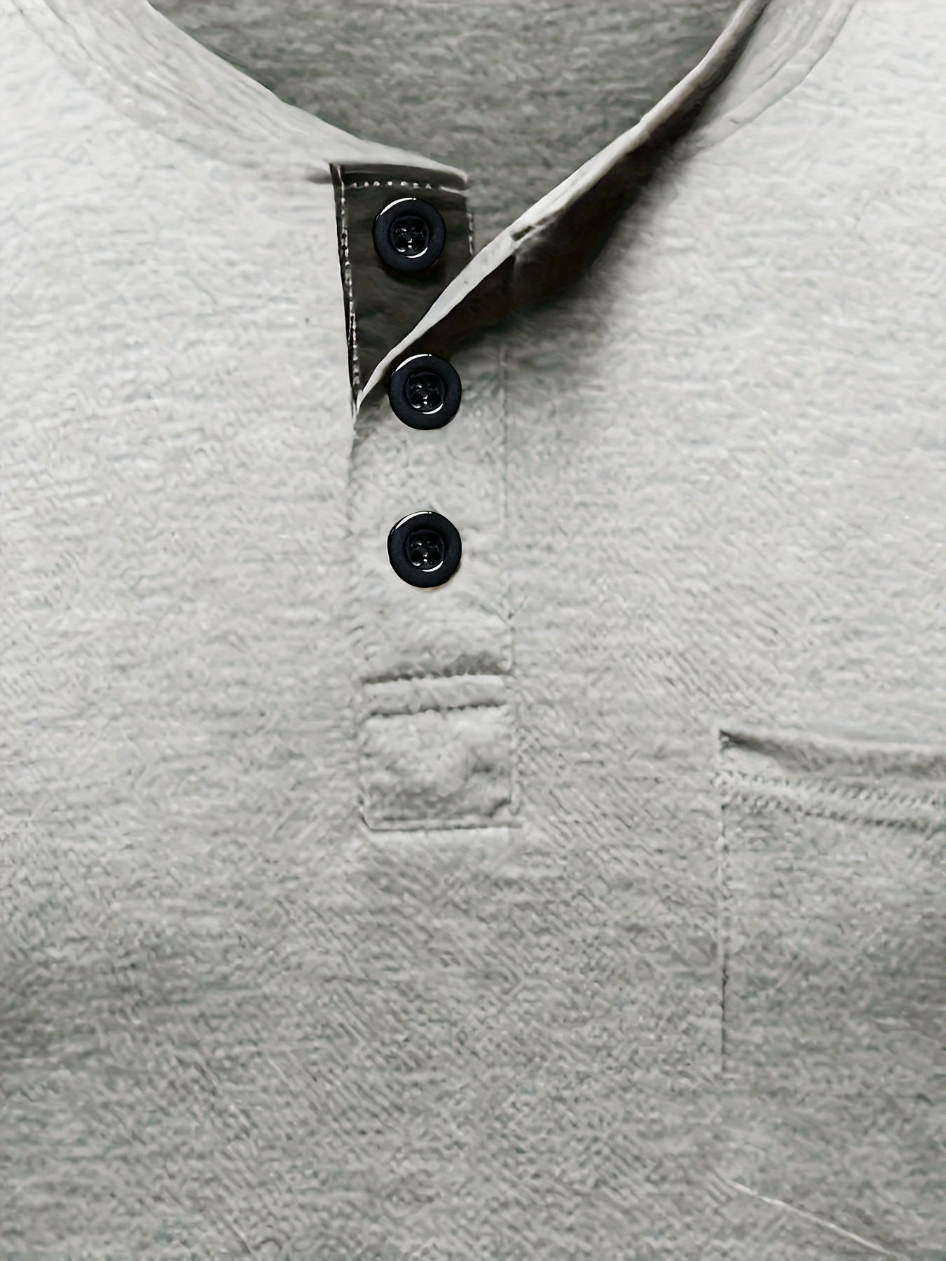 Erkaklar uchun plussiz casual Henley ko'ylagi, qattiq qora rangda, qisqa yenglar, ko'krak cho'ntagi va tugma tafsilotlari bilan, polyesterdan tayyorlangan va mashinada yuvish mumkin.