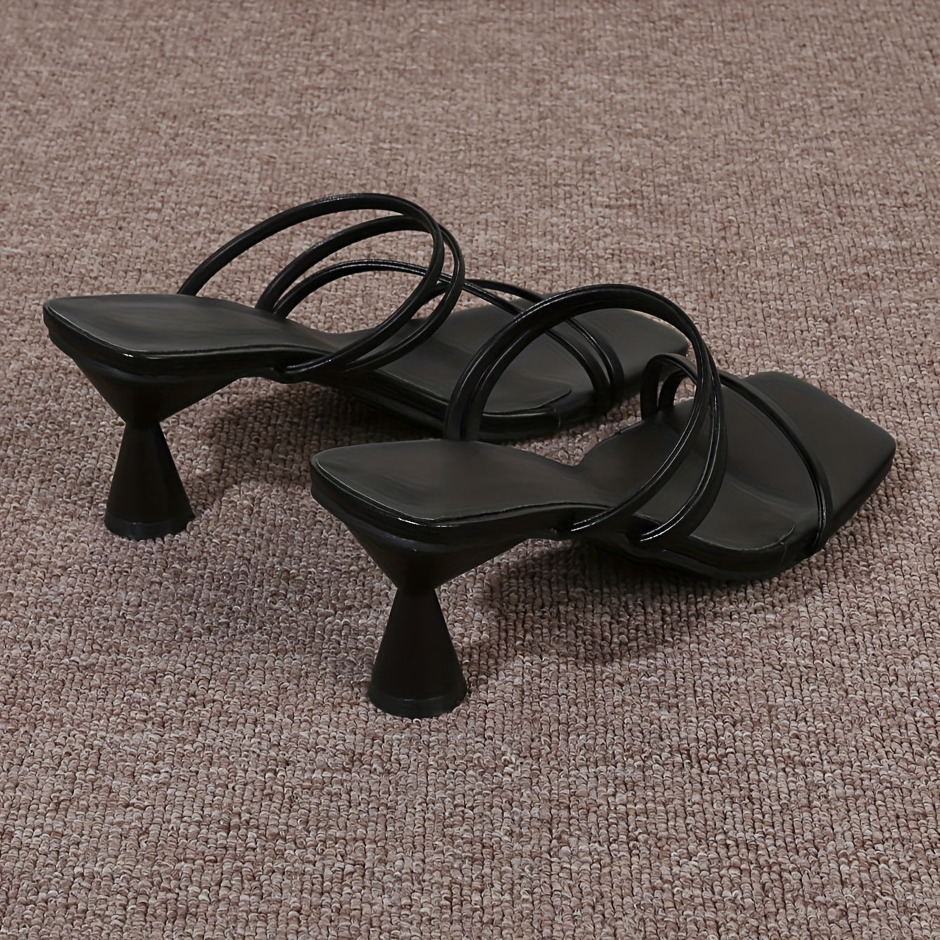 Ayollar uchun to'rtburchak barmoq bilan, o'rtacha poshnali va qalin poshnali zamonaviy yozgi slayd sandallari, plyaj yoki tasodifiy kiyim uchun ideal. Mermaid uslubida ochiq barmoq dizayni, 6 sm poshnali tekis dizayn xususiyatlariga ega.