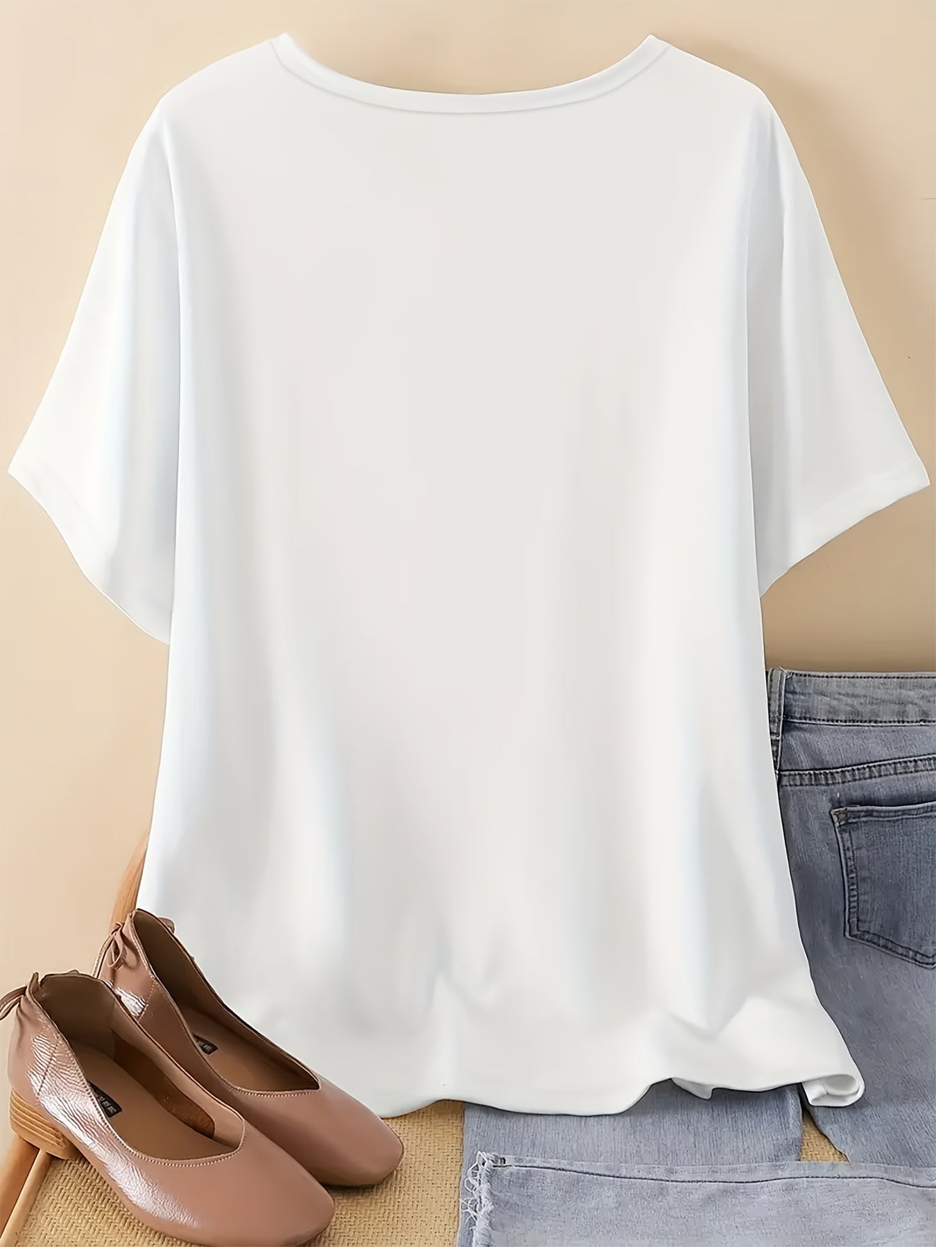 Ayollar uchun katta o'lcham V-yengli T-shirt, akvarel uslubidagi sharsimon chayon bosma, qisqa yengli