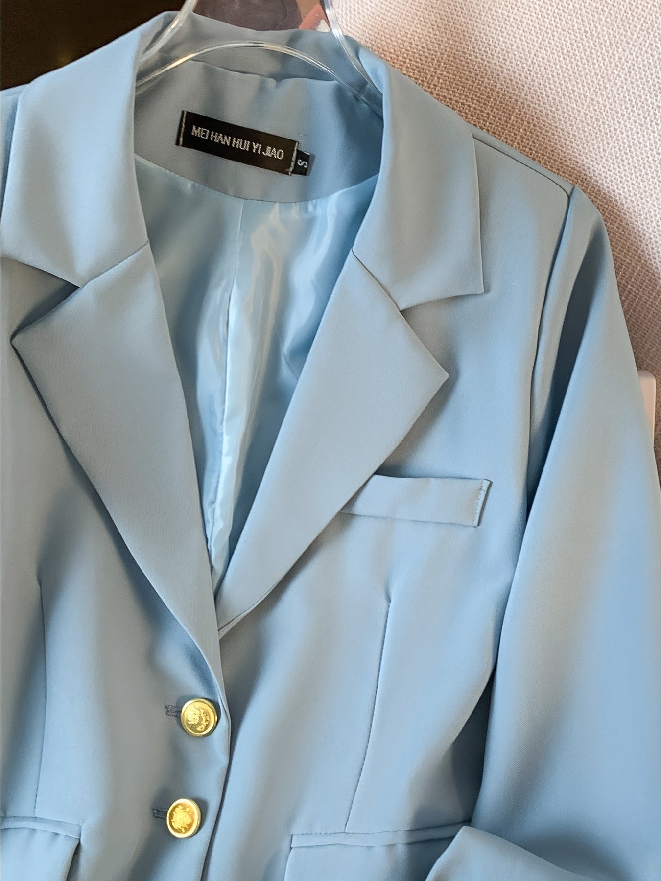 Blazer de poliéster azul claro para mujer con detalles de botones dorados para primavera y otoño

Source:
Women's Light Blue Polyester Blazer with Gold Button Details for Spring and Fall