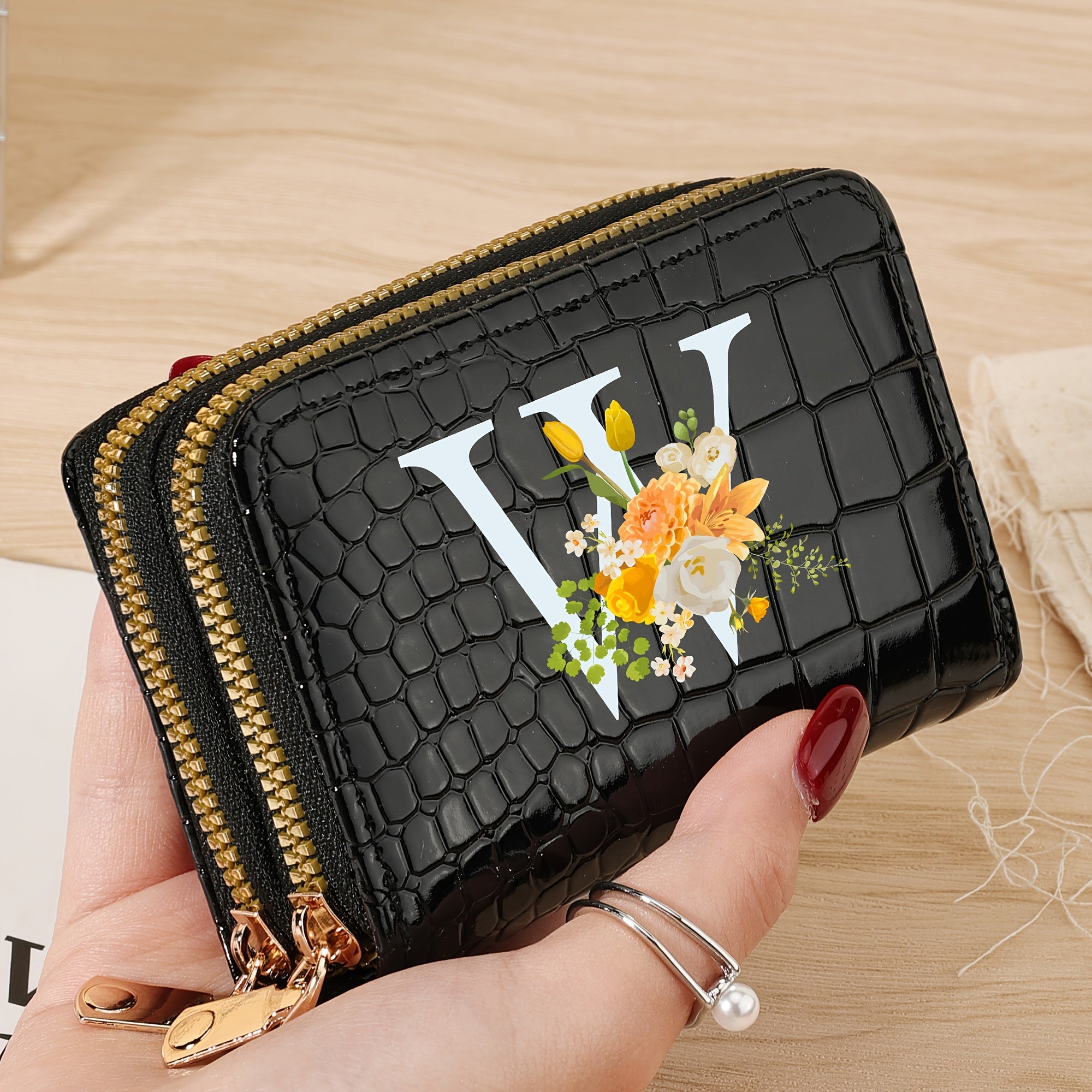 Bir nechta slotlari va zamonaviy fermuari bo'lgan mustahkam kredit karta saqlash sumkasi, maktab, yotoqxona va maktabga qaytish uchun zarur bo'lgan buyumlar uchun.