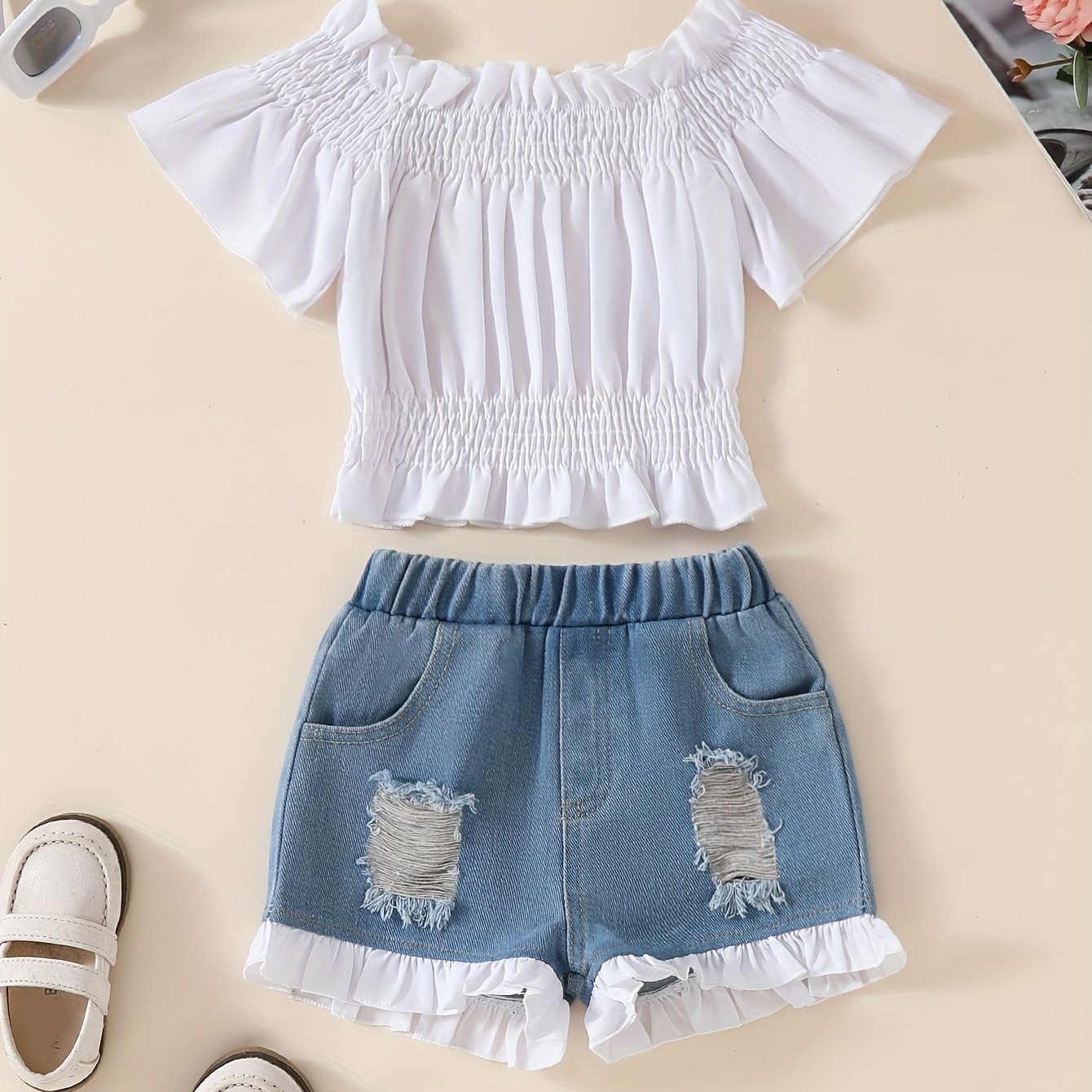 Девчачий комплект из двух предметов: джинсовая блузка с открытыми плечами и шорты для летних повседневных мероприятий
