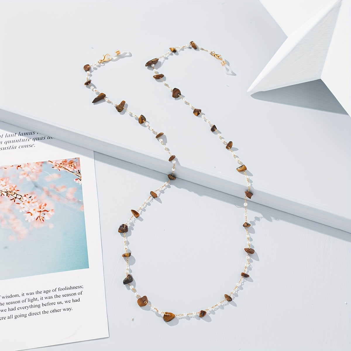 Nozik halter ko'zoynak zanjiri, notekis maydalangan tosh va aralash materiallardan tayyorlangan, ayollar uchun mukammal.