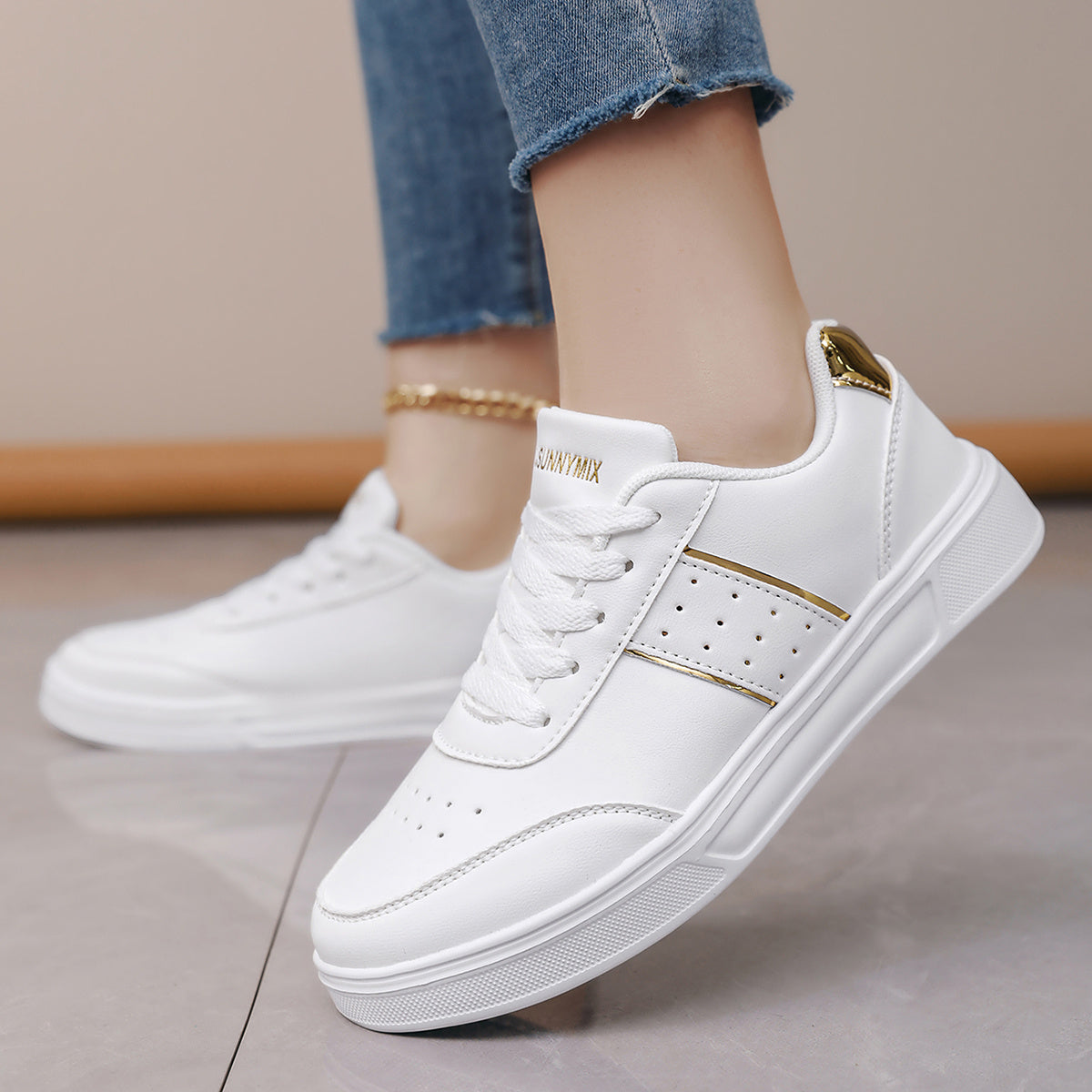 Ayollar uchun qora pastki qismi ochiq sport poyabzali, nafas oladigan PU, kundalik kiyim uchun, oltin detallari bilan