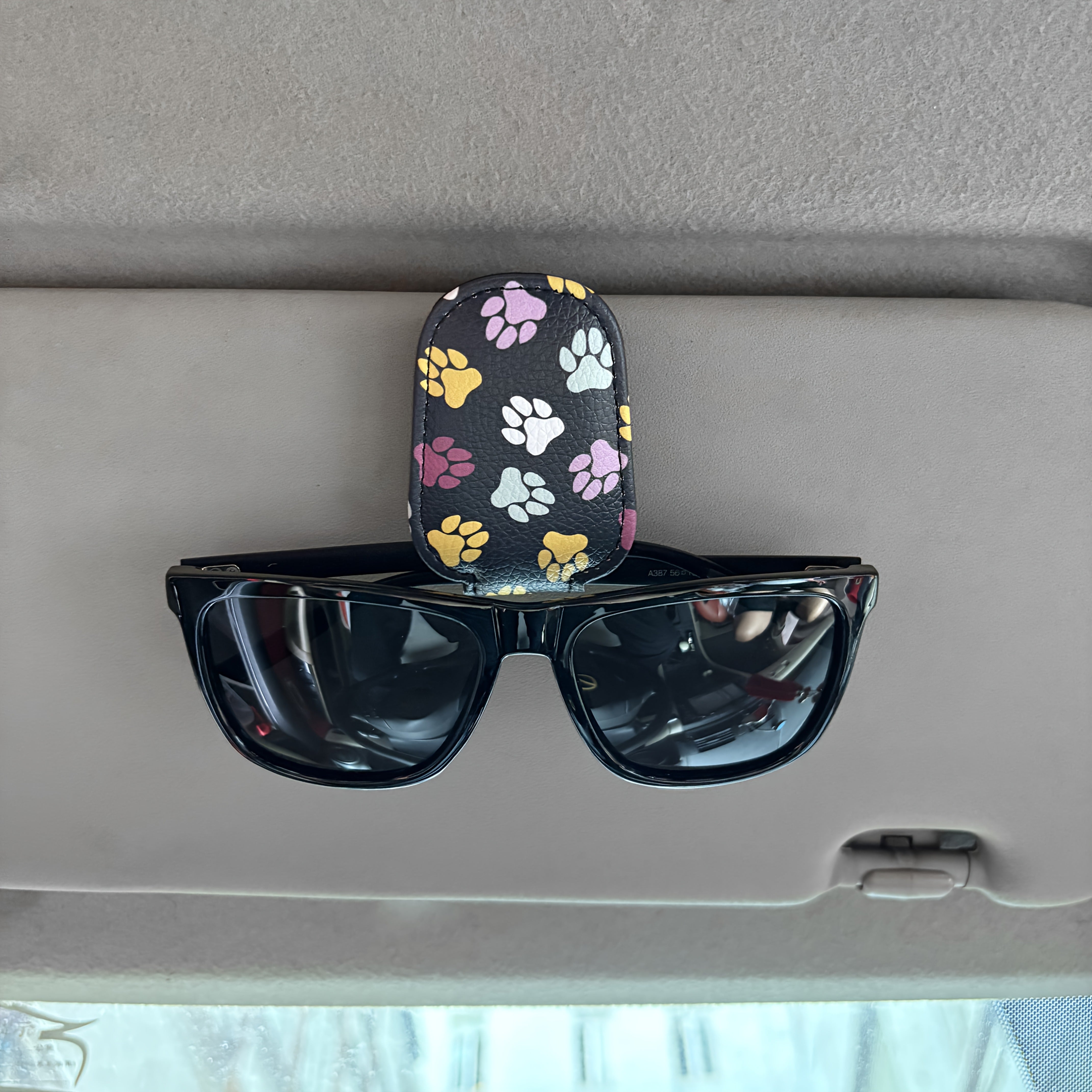 Ayollar va erkaklar uchun sun'iy charmdan tayyorlangan magnitli quyosh ko‘zoynaklarini saqlash uchun avtomobil quyosh nuri uchun tutqich