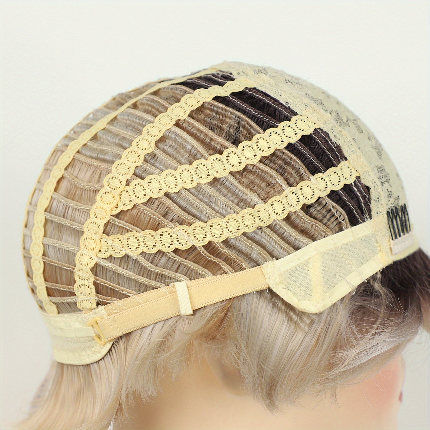 Mujer Peluca de corte pixie corto con estilo de ondas sueltas, flequillo lateral, fibra de alta temperatura