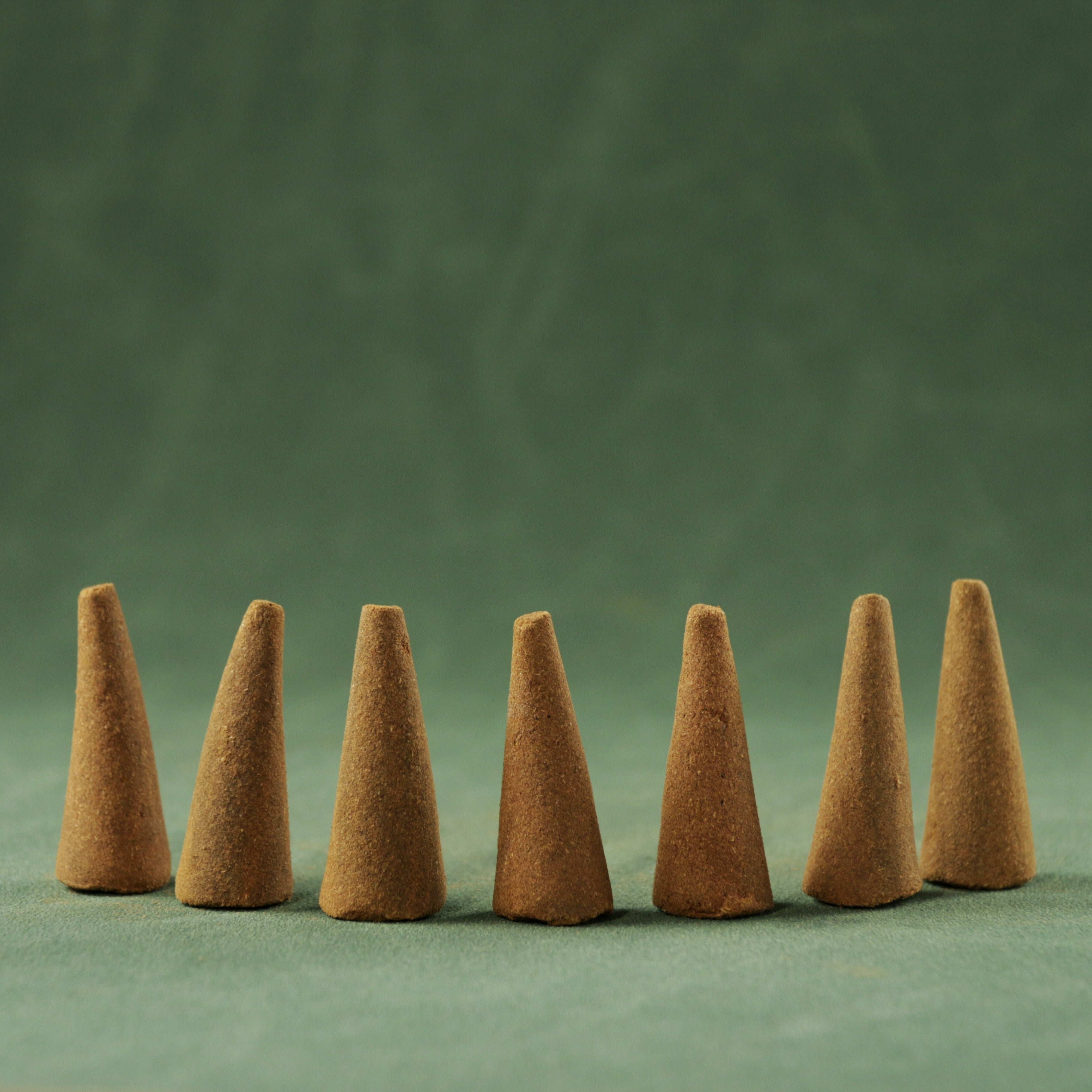 5/10 шт. ручной работы конусов благовоний Белый Мускус с сильным ароматом, идеально подходящих для очищения пространства и содействия расслаблению, доступны для использования в спальнях, во время медитации, йоги или для устранения негативной энергии.