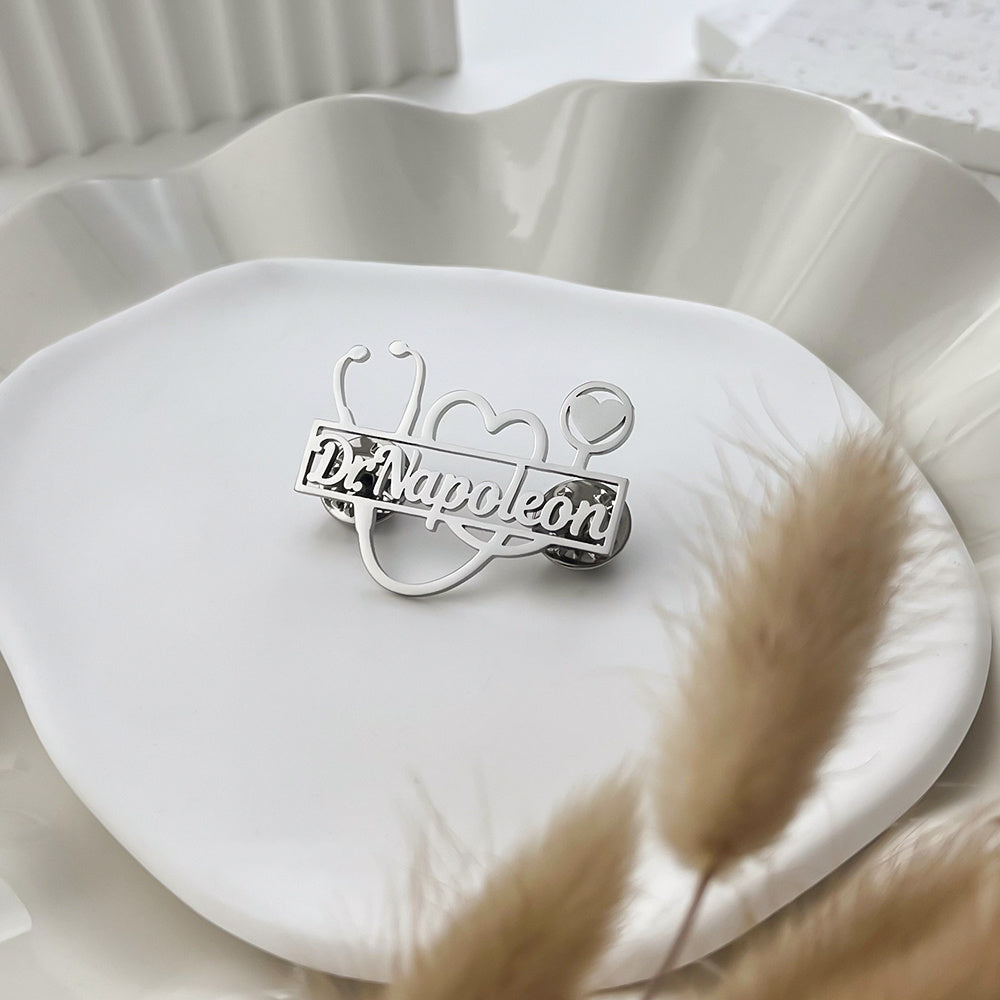Индивидуальный любовный брошь с дизайном стетоскопа, имя и логотип на заказ, украшение из нержавеющей стали, подарок