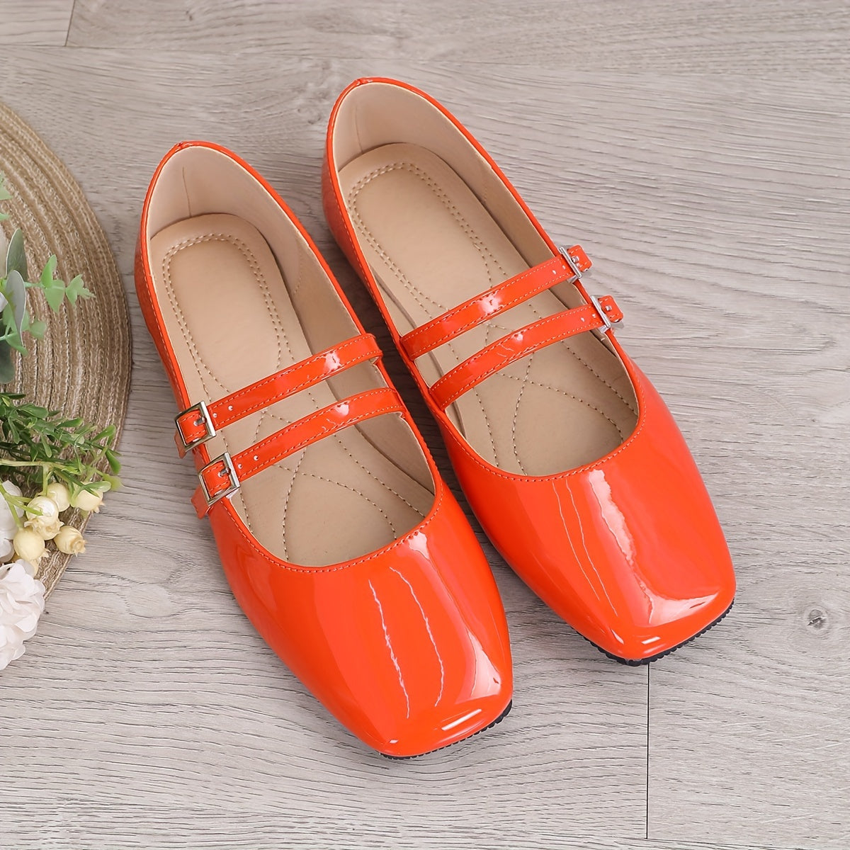 Vintage uslubidagi Mary-Jane tekis poyabzal, kvadrat burchak, bog'ichli tasma va yil davomida qulaylik uchun TPR taglik.