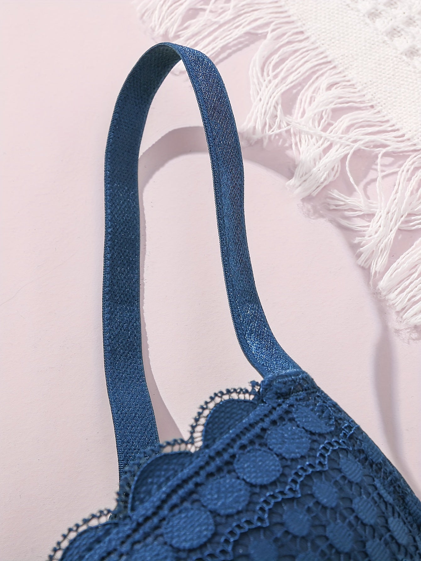 3 ta Elegant Dantelli Push-Up Brassiylar to'plami, Ayollar uchun Oq, Qora va Ko'k ranglarda. Jozibador, Qulay va Havo O'tkazuvchi, O'chirilmaydigan Yostiqlar bilan. Jozibador va Silliq Ichki Kiymish Ko'rinishi uchun Mukammal.