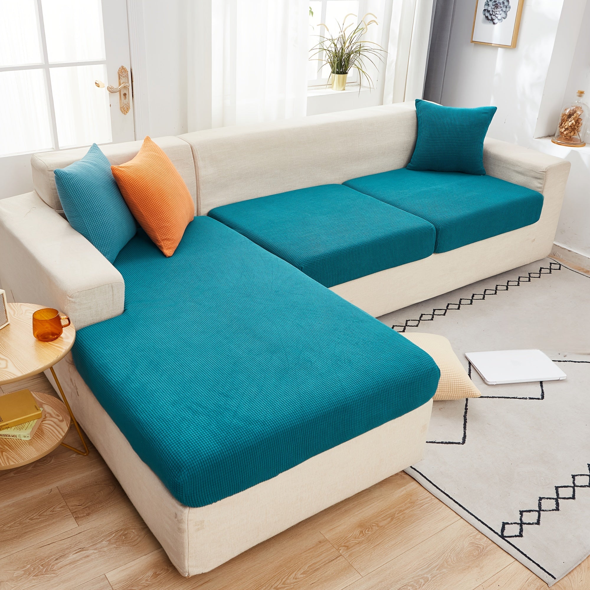 Надежный чехол для дивана защищает мебель от пролитий и пятен.