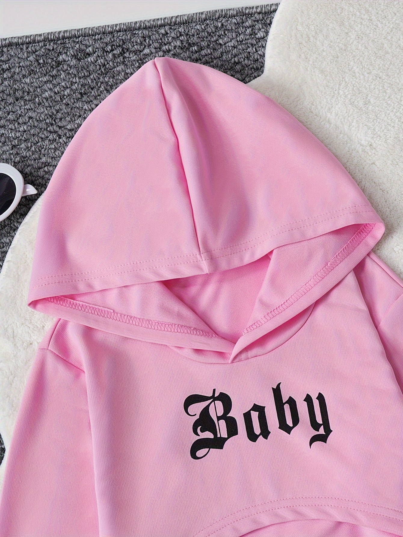 Детский повседневный комплект: синий худи, черный топ, штаны и кроссовки