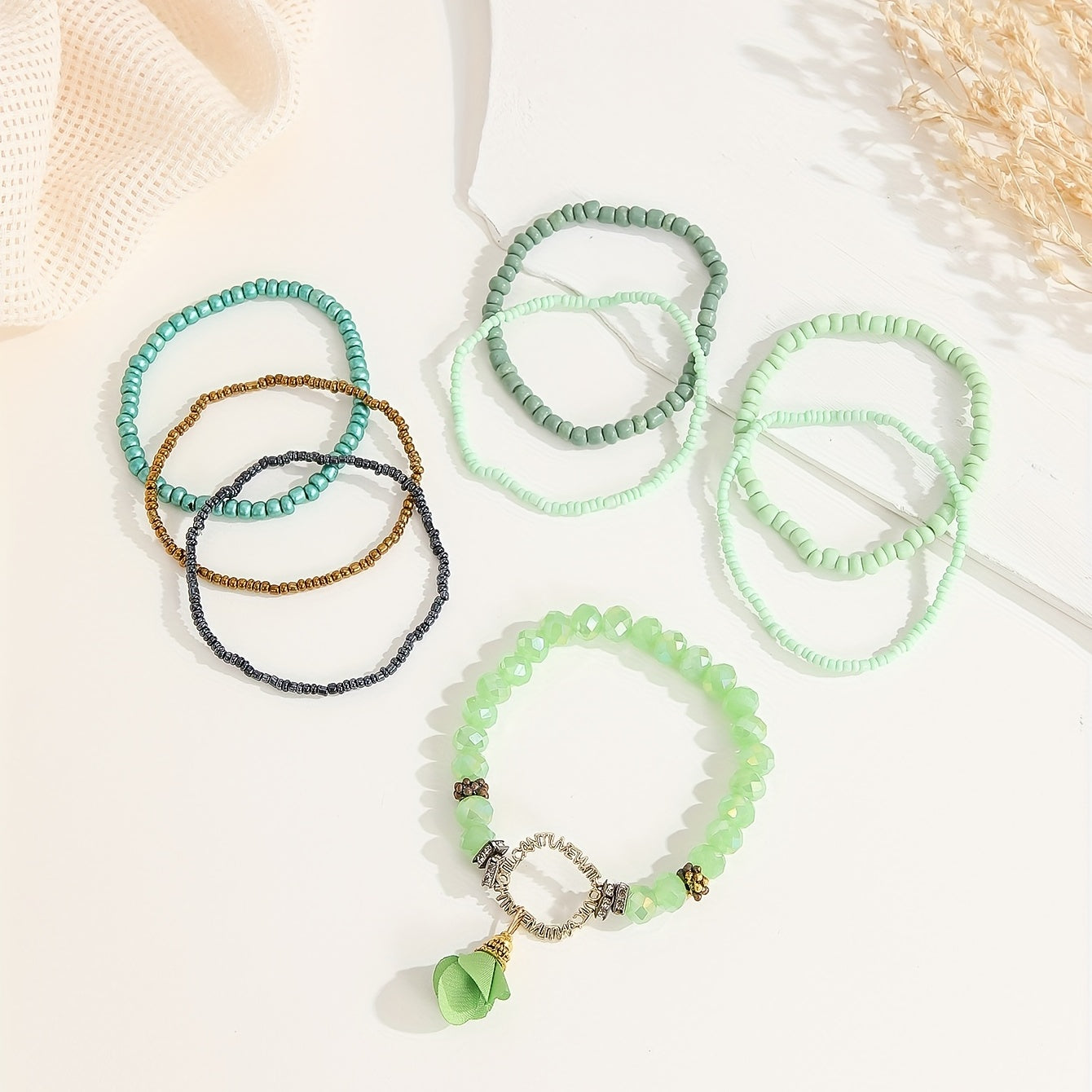 8 ta yashil guruch marjonli ayollar uchun marjonlar to'plami, har kuni kiyish uchun mukammal va bilak marjonlari sifatida birga kiyilishi mumkin.