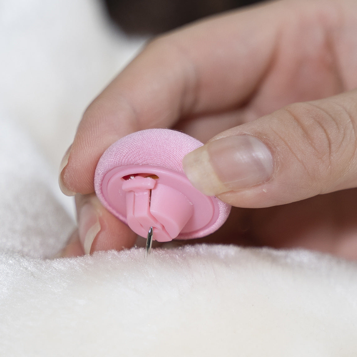 Set of 4 Non-Slip Bed Sheet Clips Plastic Mattress Cover Gripper for Quilts and Blankets