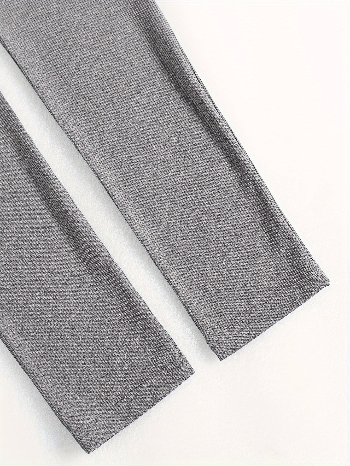 Вышитое платье элегантно висит на вешалке.