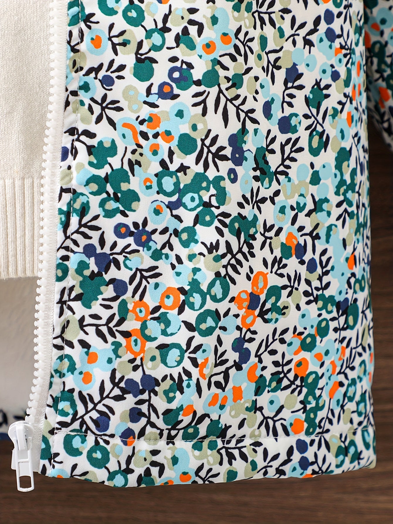 Chaqueta con capucha casual para niños con forro de felpa y estampado aleatorio para otoño e invierno