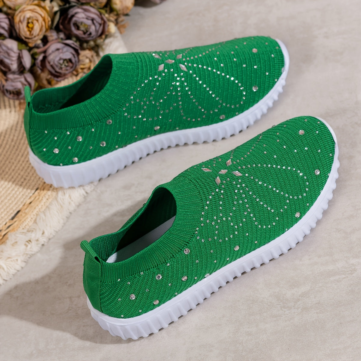 Ayollar uchun yashil to'qilgan slip-on sport poyabzali, porloq bezaklar bilan