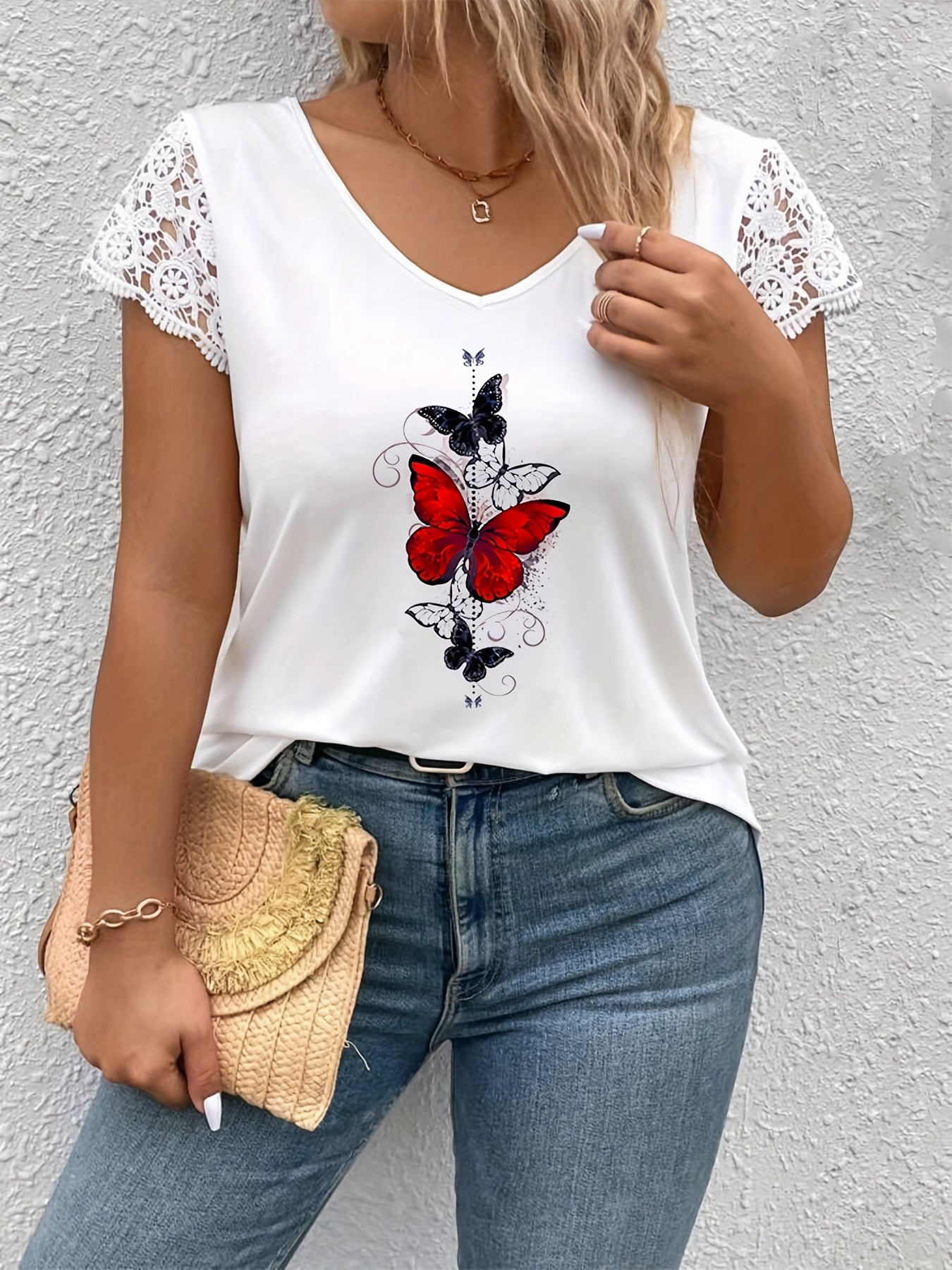 Plus o'lcham ayollar uchun V-shakllı futbolka, kapalak bosimi va korsetli detailing bilan