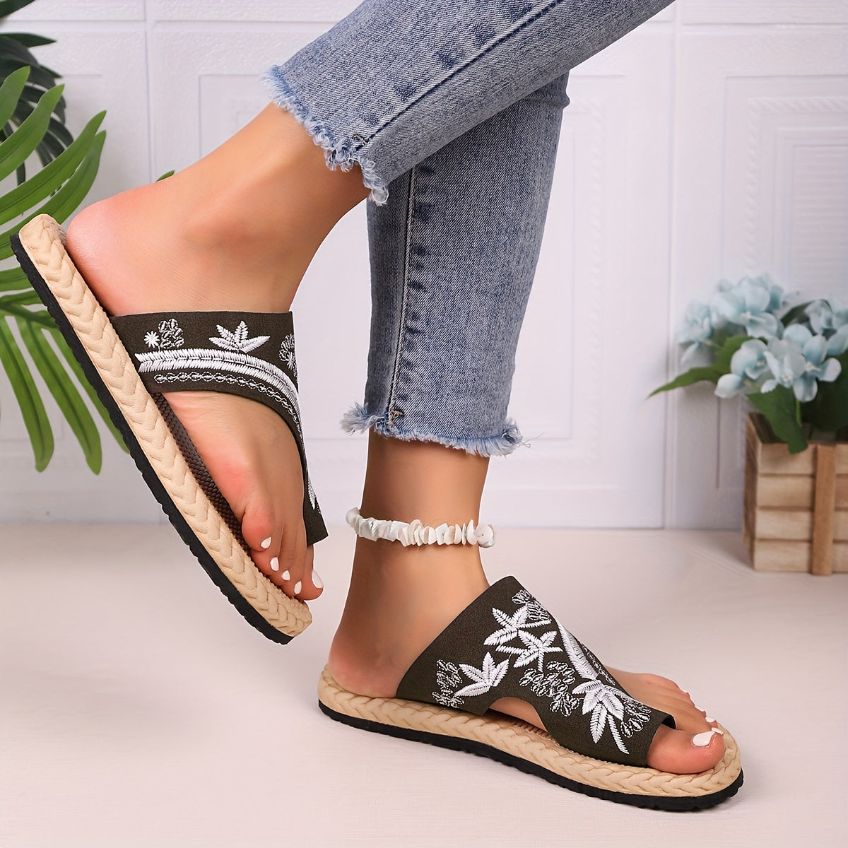 Женские повседневные сандалии черный ткань с цветочной вышивкой, легкие на slip-on, плоская подошва