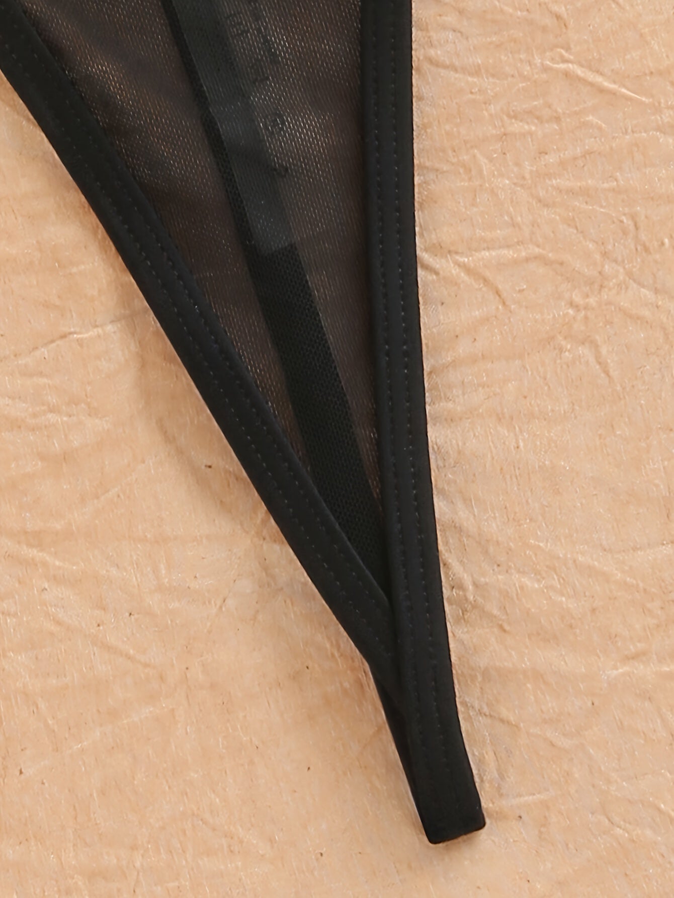 Jozibali halter bo'yinli ichki kiyim to'plami brassiyer va thongni o'z ichiga oladi.