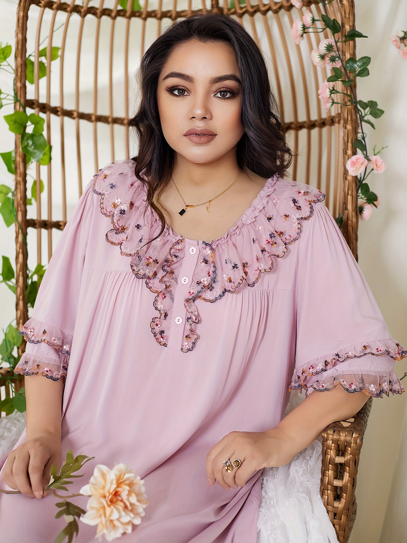 Camisón de encaje bordado con flores en talla grande con detalles de botones para mujer